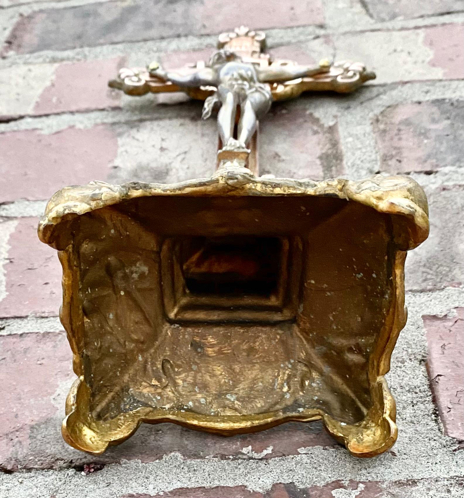 Crucifix ancien en cuivre et laiton de l'Art Nouveau français  en vente 1