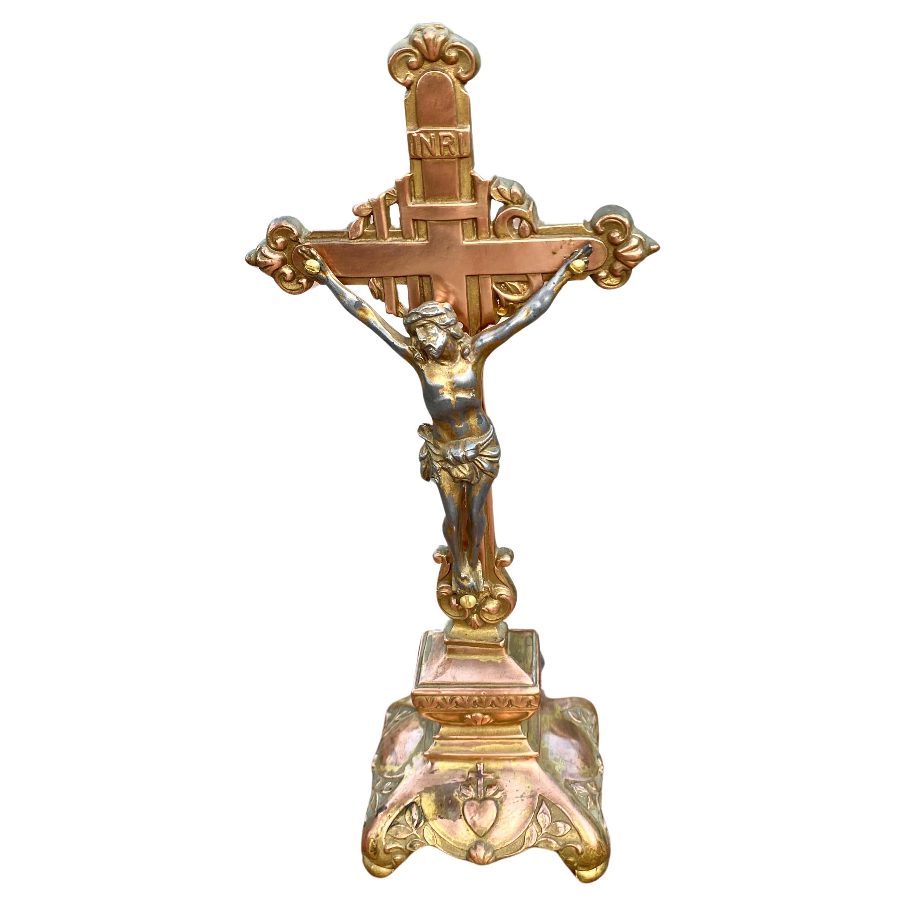 Crucifix ancien en cuivre et laiton de l'Art Nouveau français  en vente