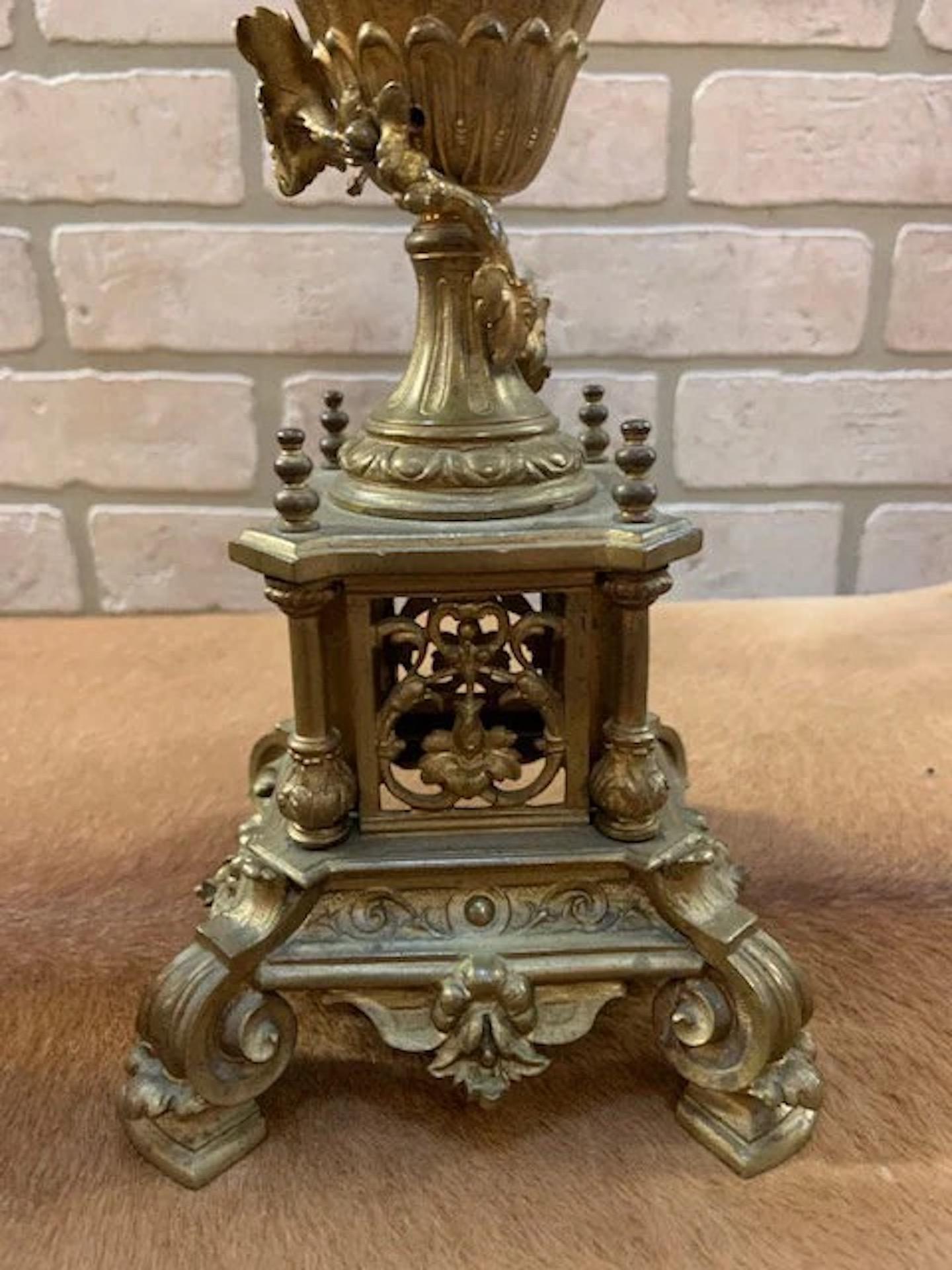 Antike Jugendstil Messing verziert Mantle Clock und 2 Kandelaber - Garnitur Set (Unbekannt) im Angebot
