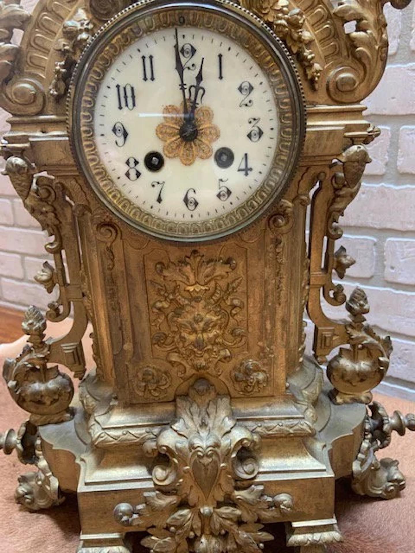 Antike Jugendstil Messing verziert Mantle Clock und 2 Kandelaber - Garnitur Set im Zustand „Gut“ im Angebot in Chicago, IL
