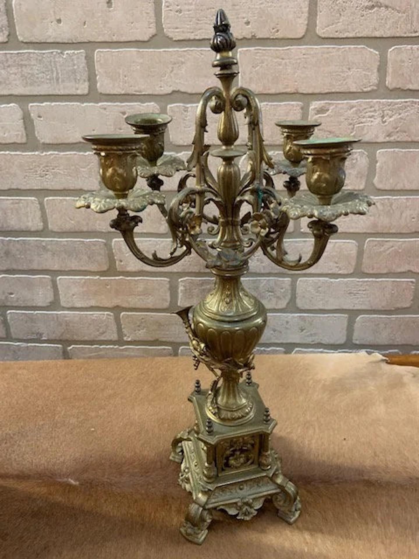 Antike Jugendstil Messing verziert Mantle Clock und 2 Kandelaber - Garnitur Set (20. Jahrhundert) im Angebot