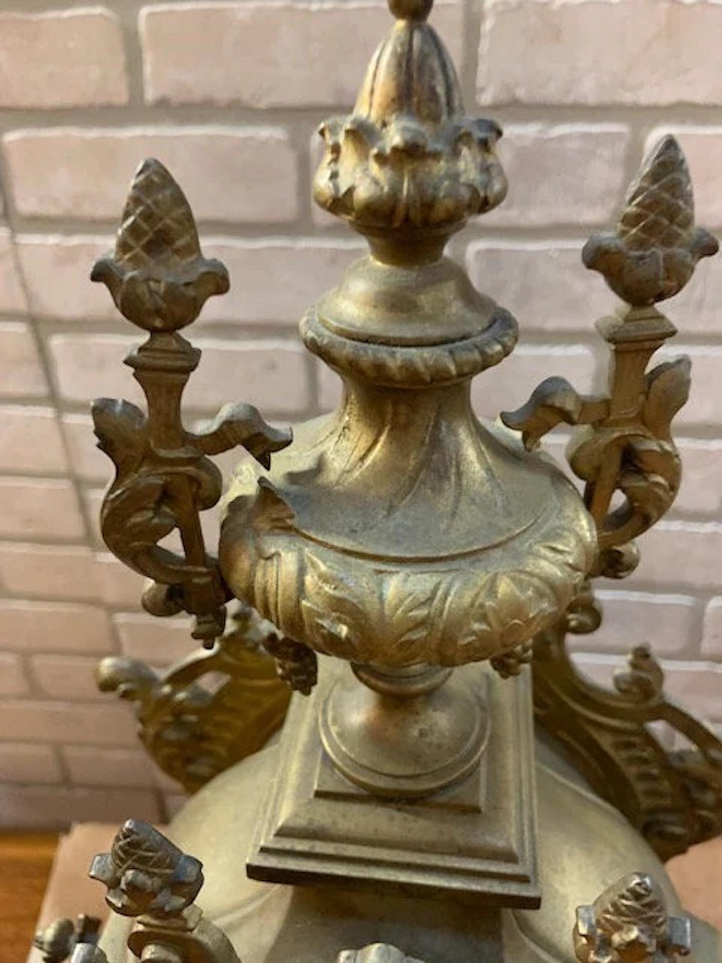 Antike Jugendstil Messing verziert Mantle Clock und 2 Kandelaber - Garnitur Set im Angebot 1