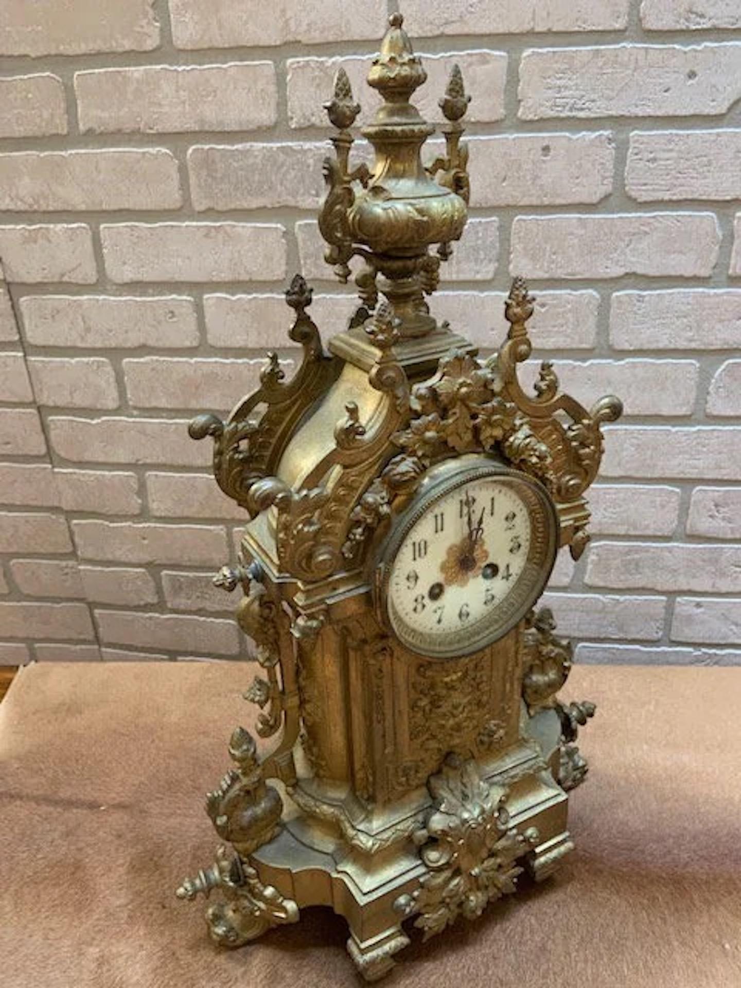Antike Jugendstil Messing verziert Mantle Clock und 2 Kandelaber - Garnitur Set im Angebot 2
