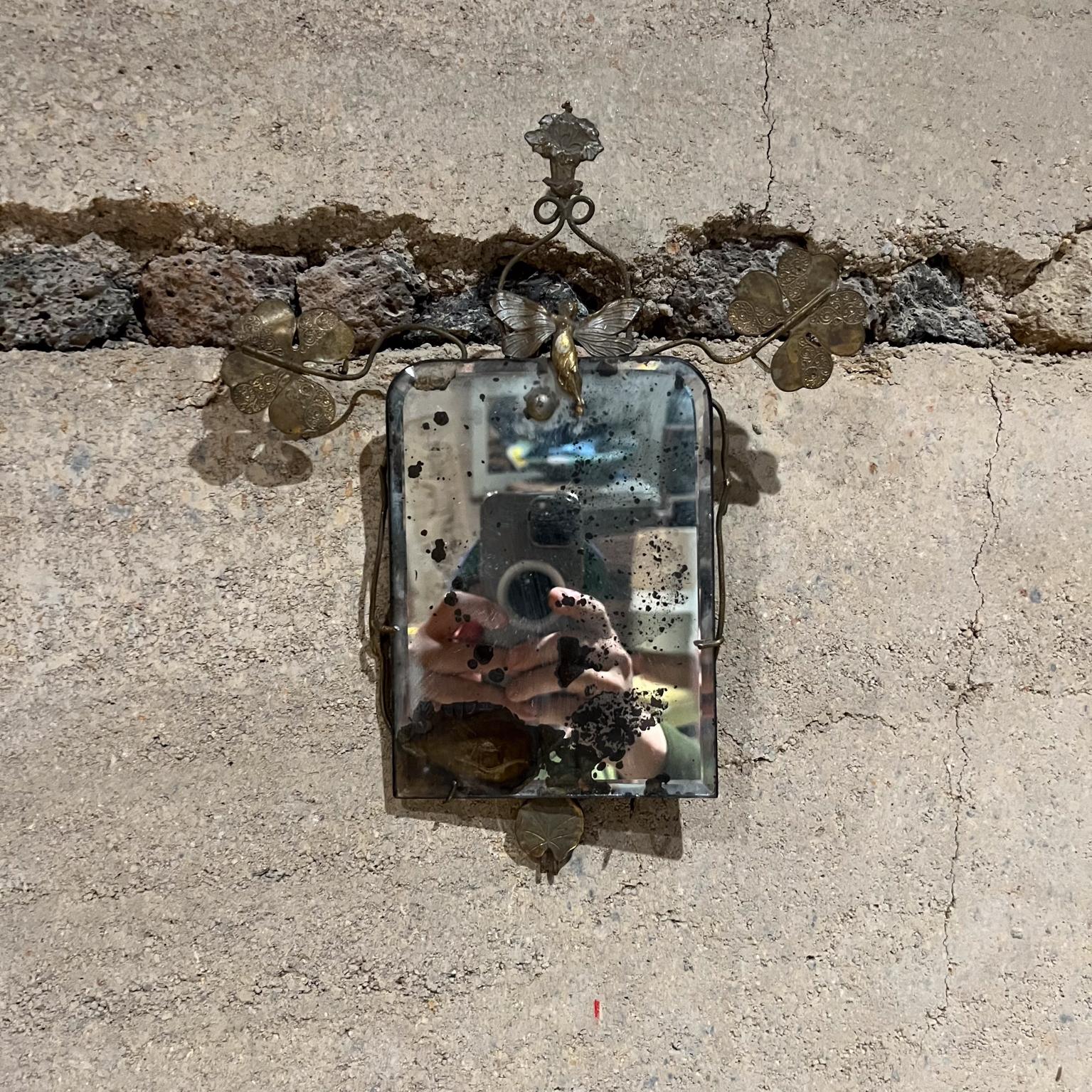 Antiker Jugendstil Messing Engel patiniert Wandspiegel
11,75 H x 9,5 B x 0,5 T
Original Vintage unrestauriert Zustand Patina vorhanden.
Sehen Sie sich alle bereitgestellten Bilder an.