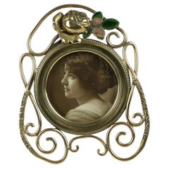 Cadre photo ancien en laiton Art nouveau avec motif de rose et d'émail