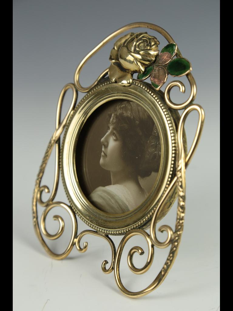 Cadre photo ancien en laiton Art nouveau avec motif de rose et d'émail en vente 5