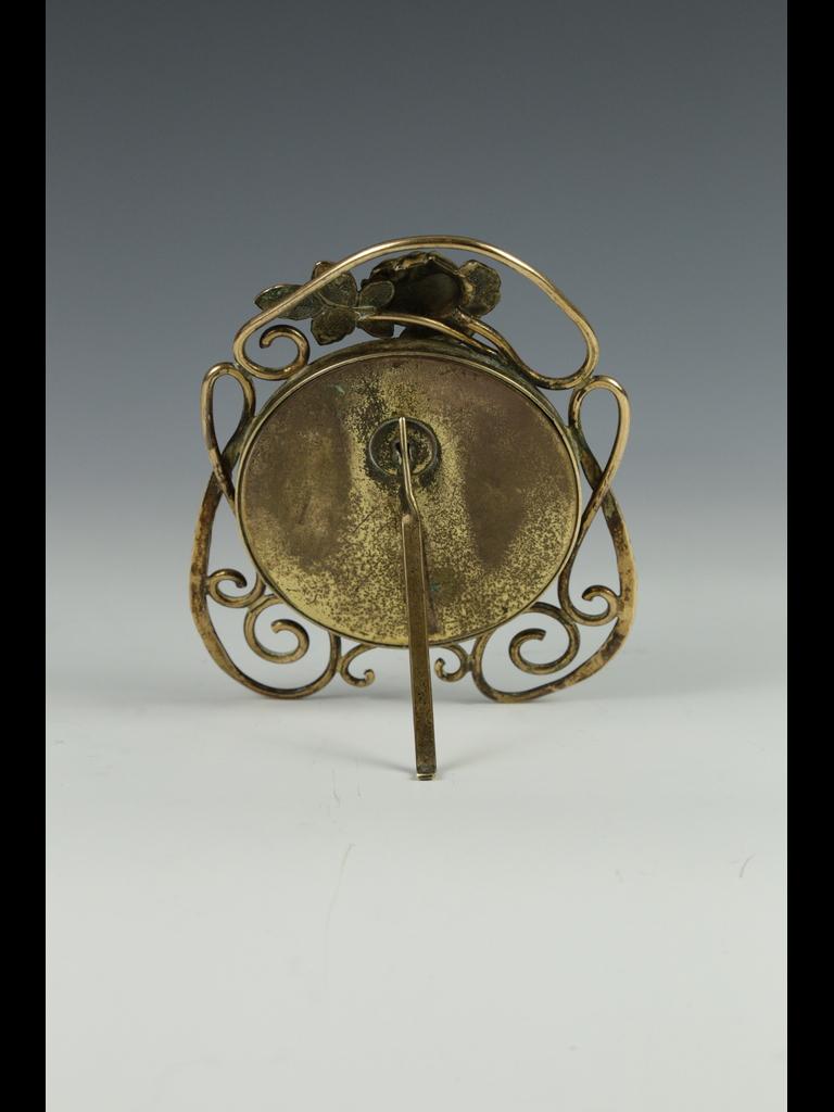 Cadre photo ancien en laiton Art nouveau avec motif de rose et d'émail en vente 1