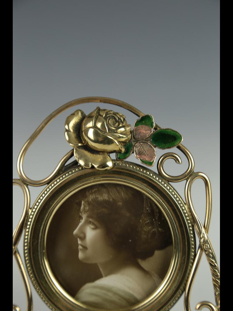 Cadre photo ancien en laiton Art nouveau avec motif de rose et d'émail en vente 2