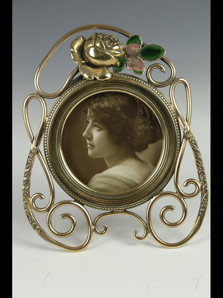 Cadre photo ancien en laiton Art nouveau avec motif de rose et d'émail en vente 3