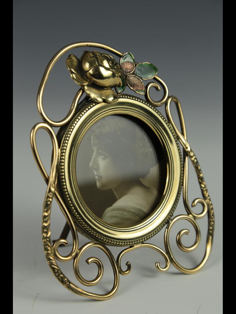 Cadre photo ancien en laiton Art nouveau avec motif de rose et d'émail en vente 4
