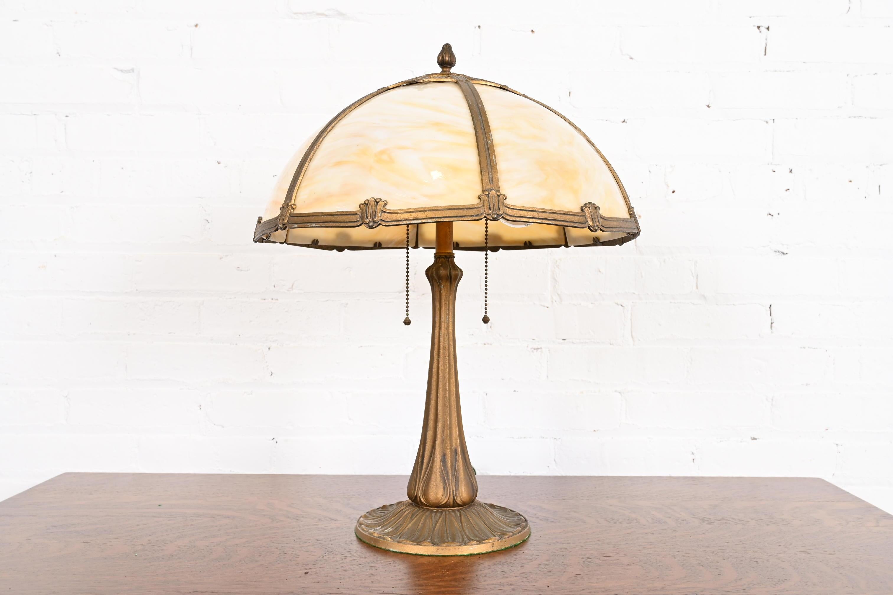 An exceptional antique Art Nouveau period bronze table lamp with gorgeous slag glass shade

In the manner of Handel

USA, Circa 1920s

Measures: 16