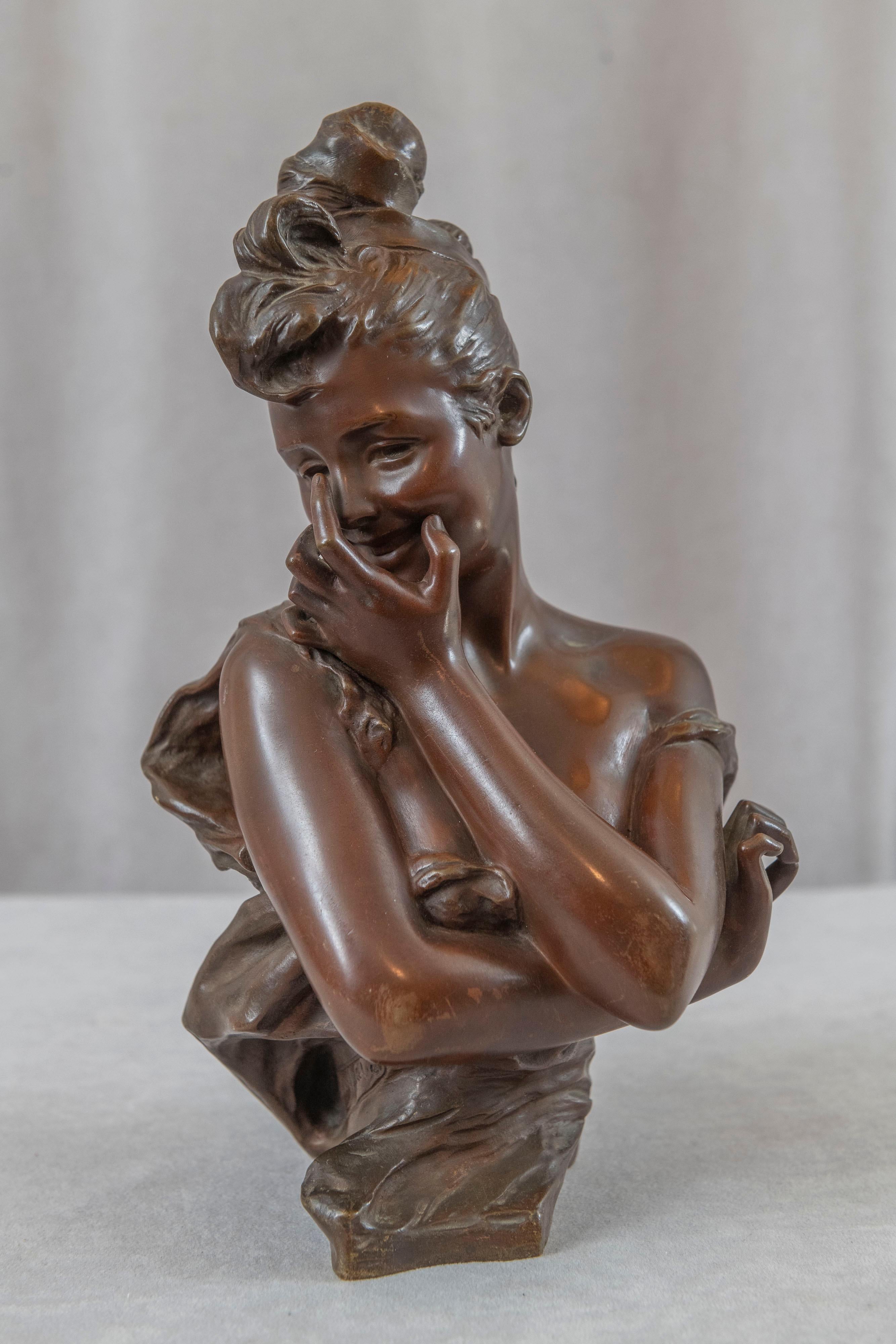  Ce succulent buste en bronze a été réalisé par l'artiste le plus en vue de son époque, Georges van der Straeten (1856-1901). Né en Belgique, il a travaillé principalement à Paris, où il a remporté la médaille d'argent à l'Exposition universelle de