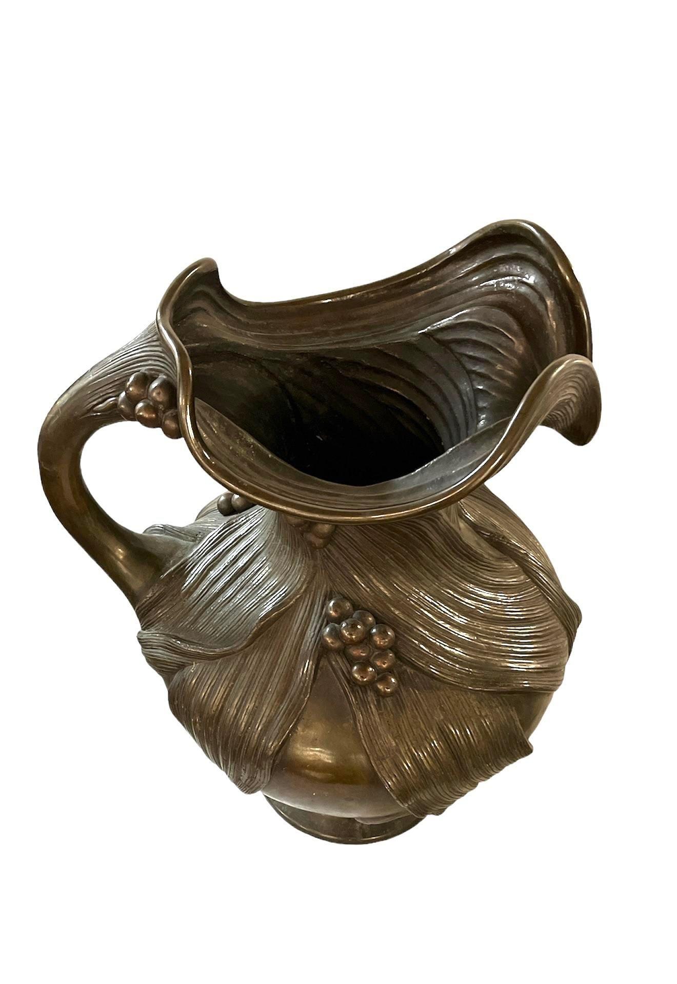 Antique bronze large planter vase with detailed grapes

Measures: 30