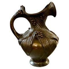 Antiker Jugendstil-Pflanzgefäßkrug aus Bronze mit detaillierter Traube