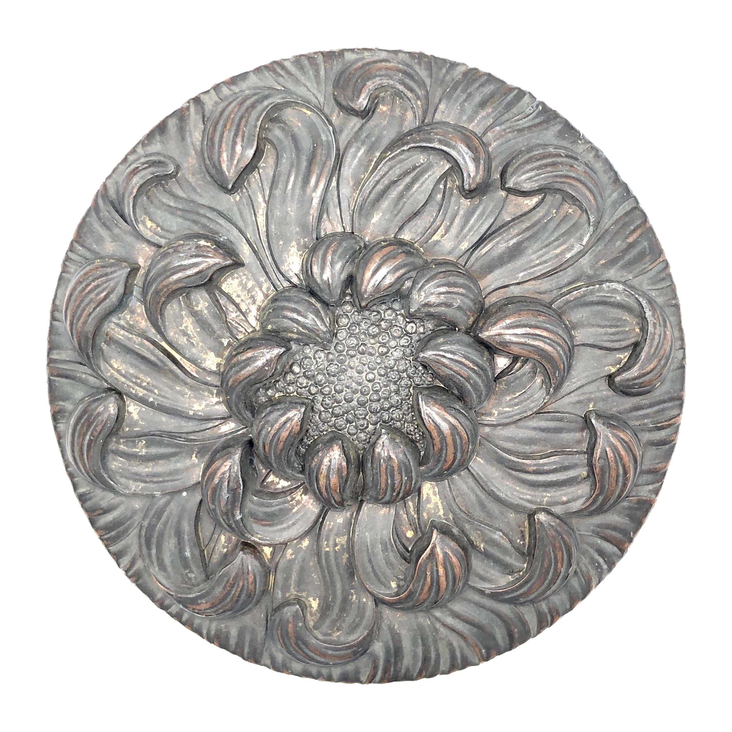 Antike antike Jugendstil-Blumenkasten aus Bronze und Leder mit Chrysanthemen