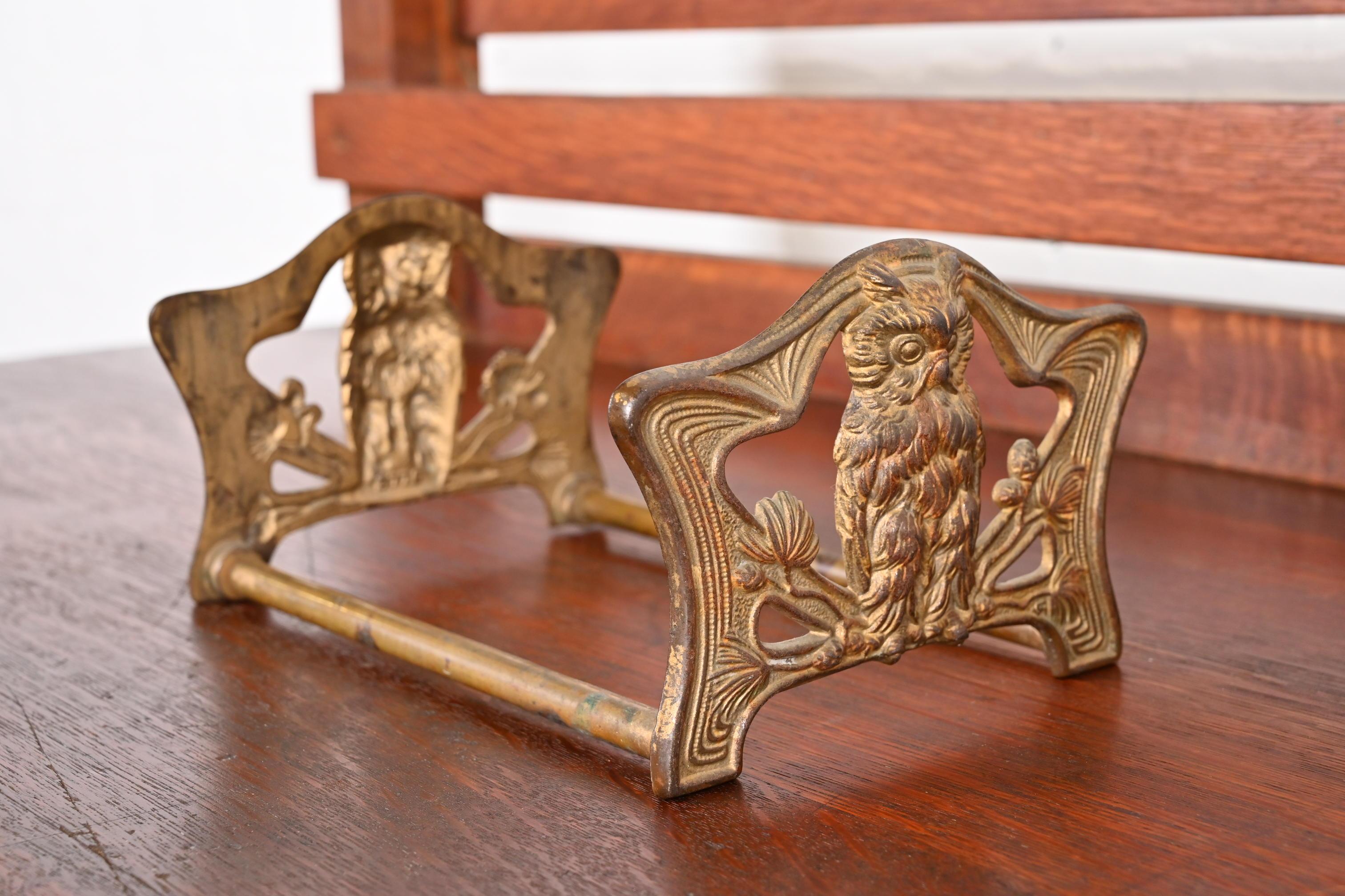 A gorgeous Art Nouveau period bronze expandable book rack or bookends with owl motif

In the manner of Bradley & Hubbard

USA, Early 20th Century

Measures: 9.5