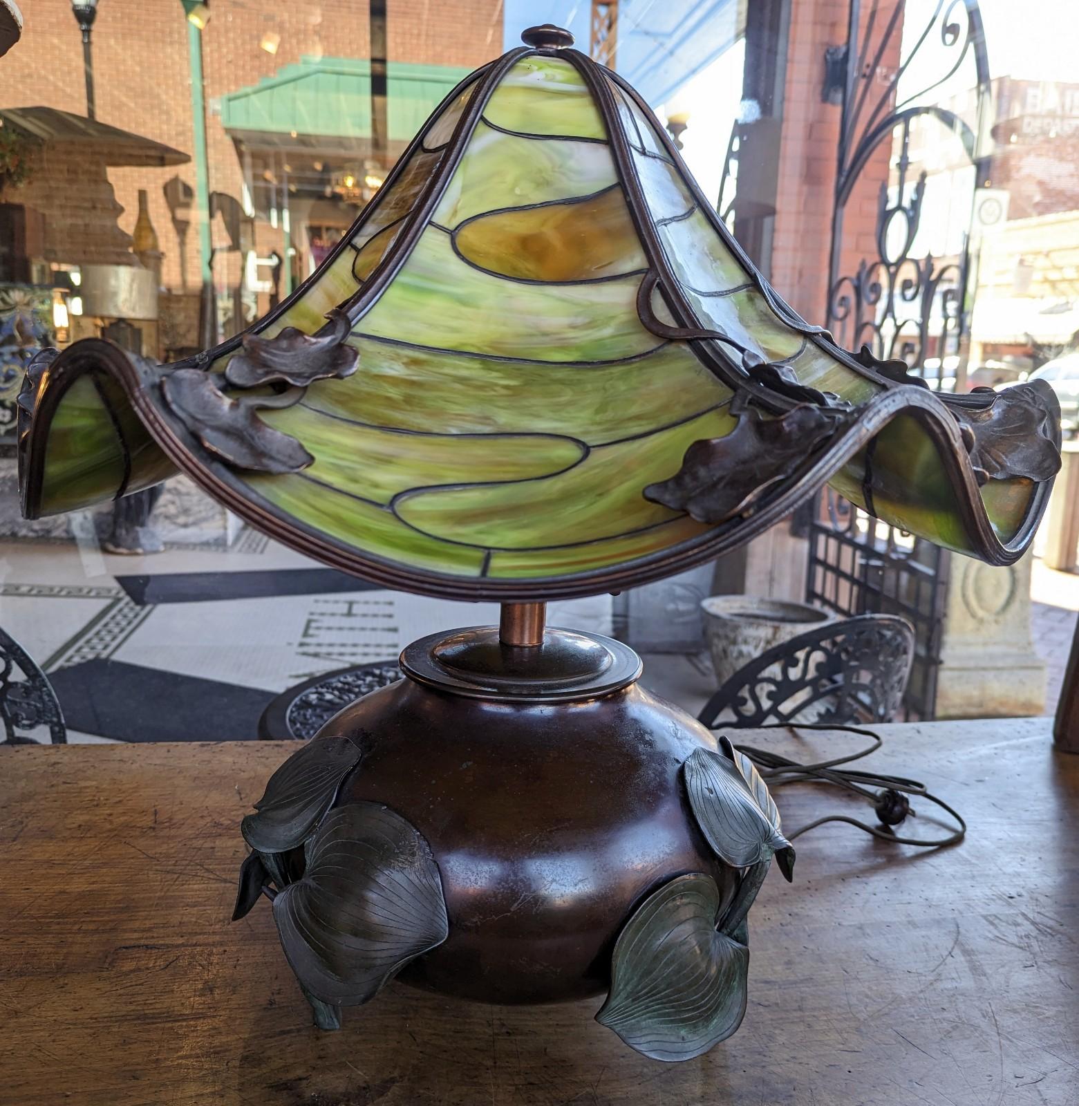 Européen Ancienne lampe de bureau Art Nouveau en bronze Lily Green Slag Glass style Tiffany