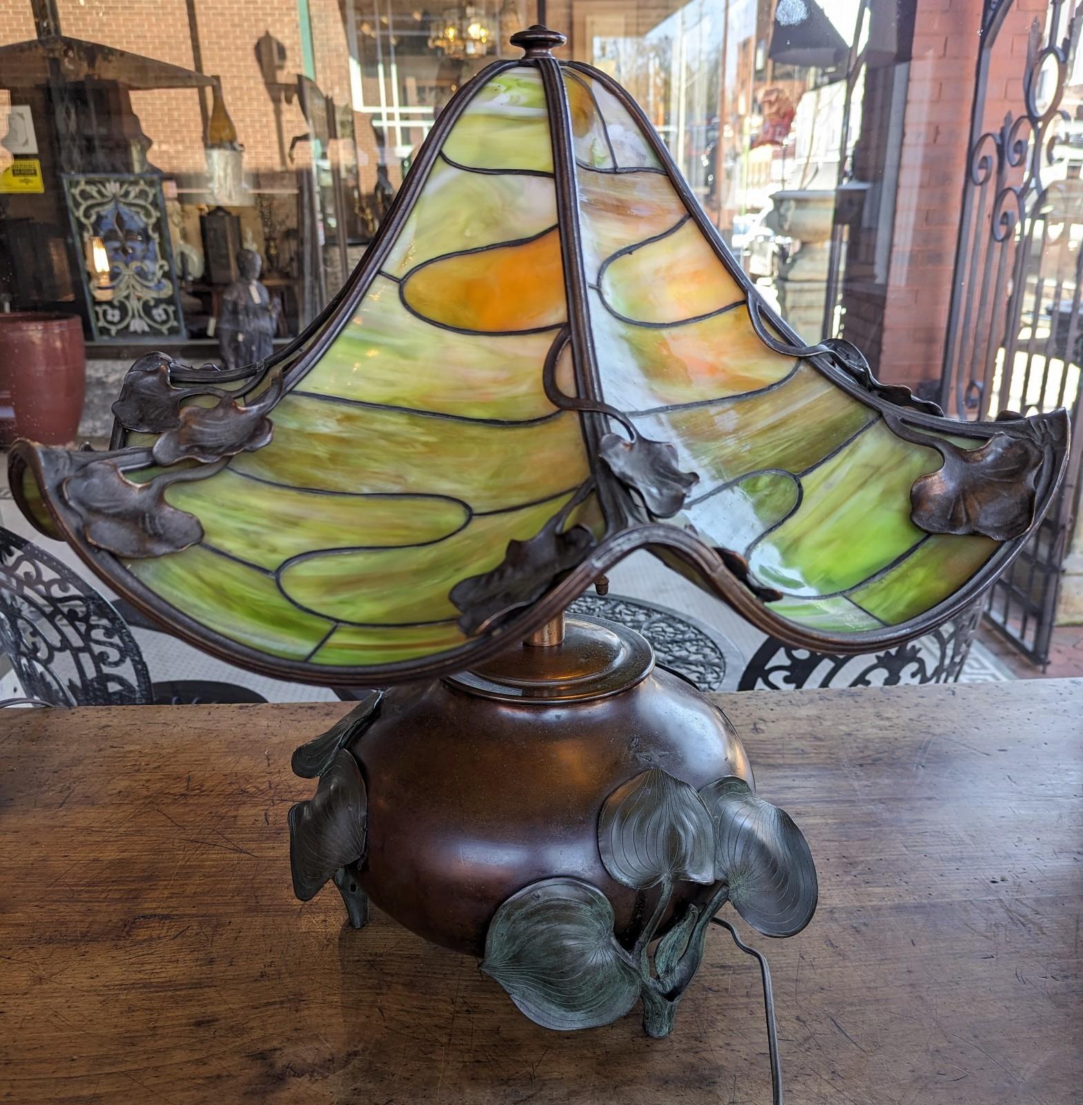 20ième siècle Ancienne lampe de bureau Art Nouveau en bronze Lily Green Slag Glass style Tiffany