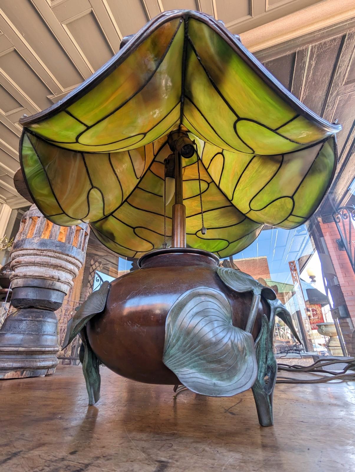 Bronze Ancienne lampe de bureau Art Nouveau en bronze Lily Green Slag Glass style Tiffany