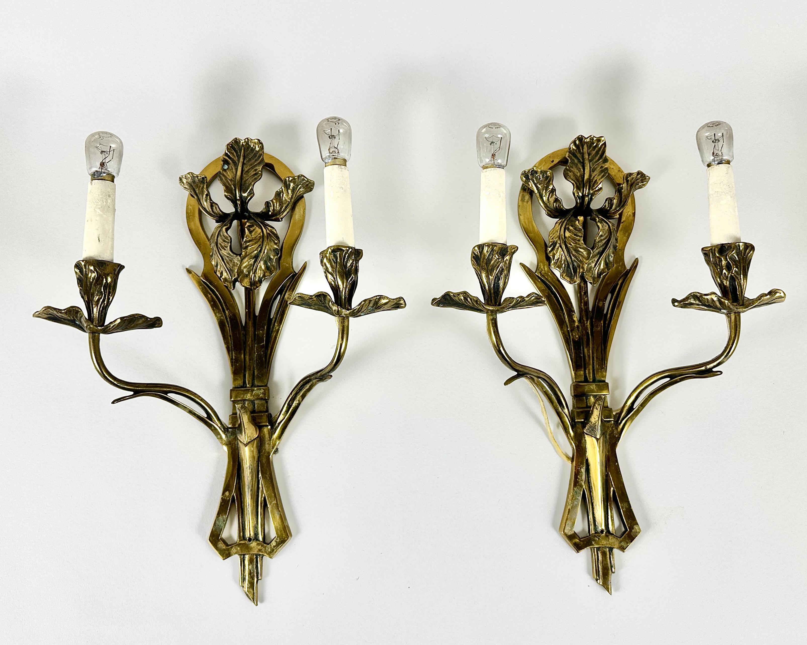 Applique da parete in bronzo antico mozzafiato. Provenienti dalla Francia e risalenti all'inizio del XX secolo (circa 1900), questi pezzi sono una vera e propria testimonianza della maestria artigianale dell'epoca.

Le appliques sono meticolosamente