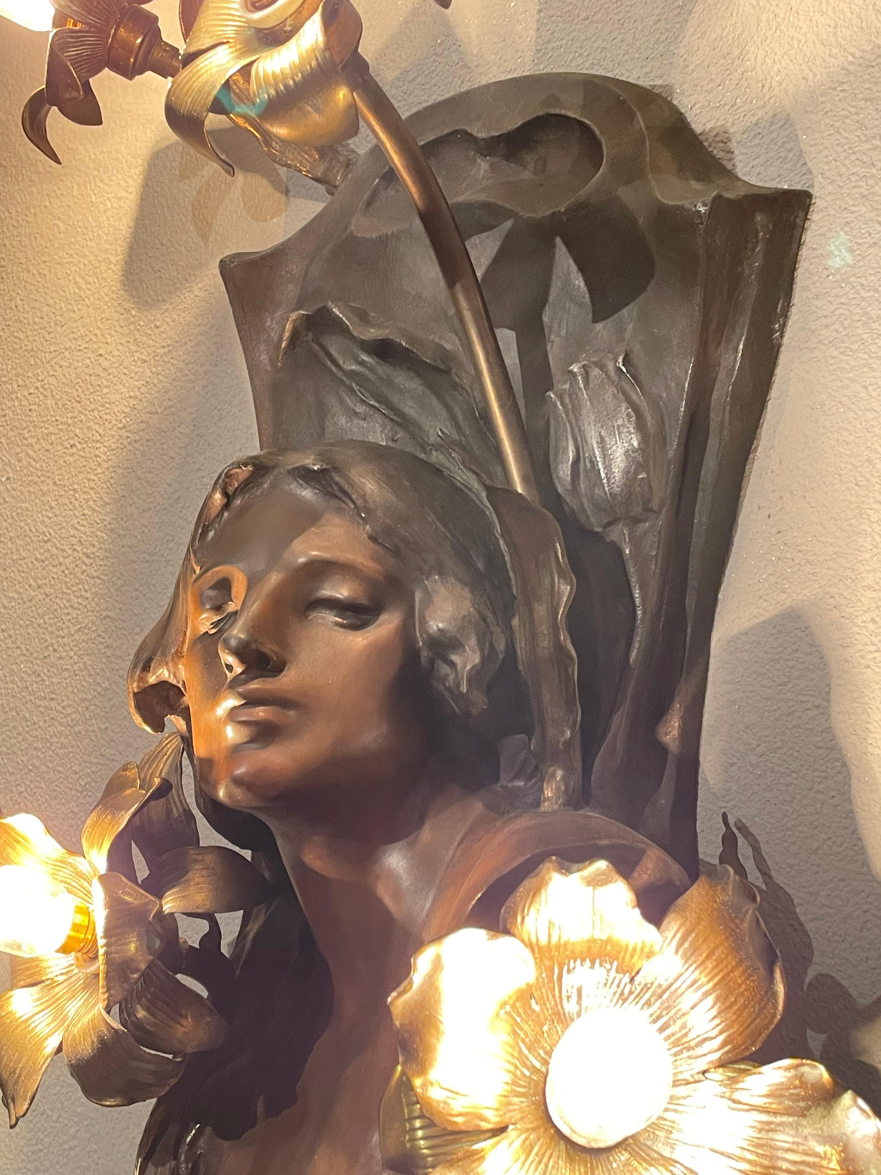 Antique Art Nouveau Bronzed 4 Light Female Sculpture & Lily Flowers Wall Lamp In Good Condition In Lisse, NL