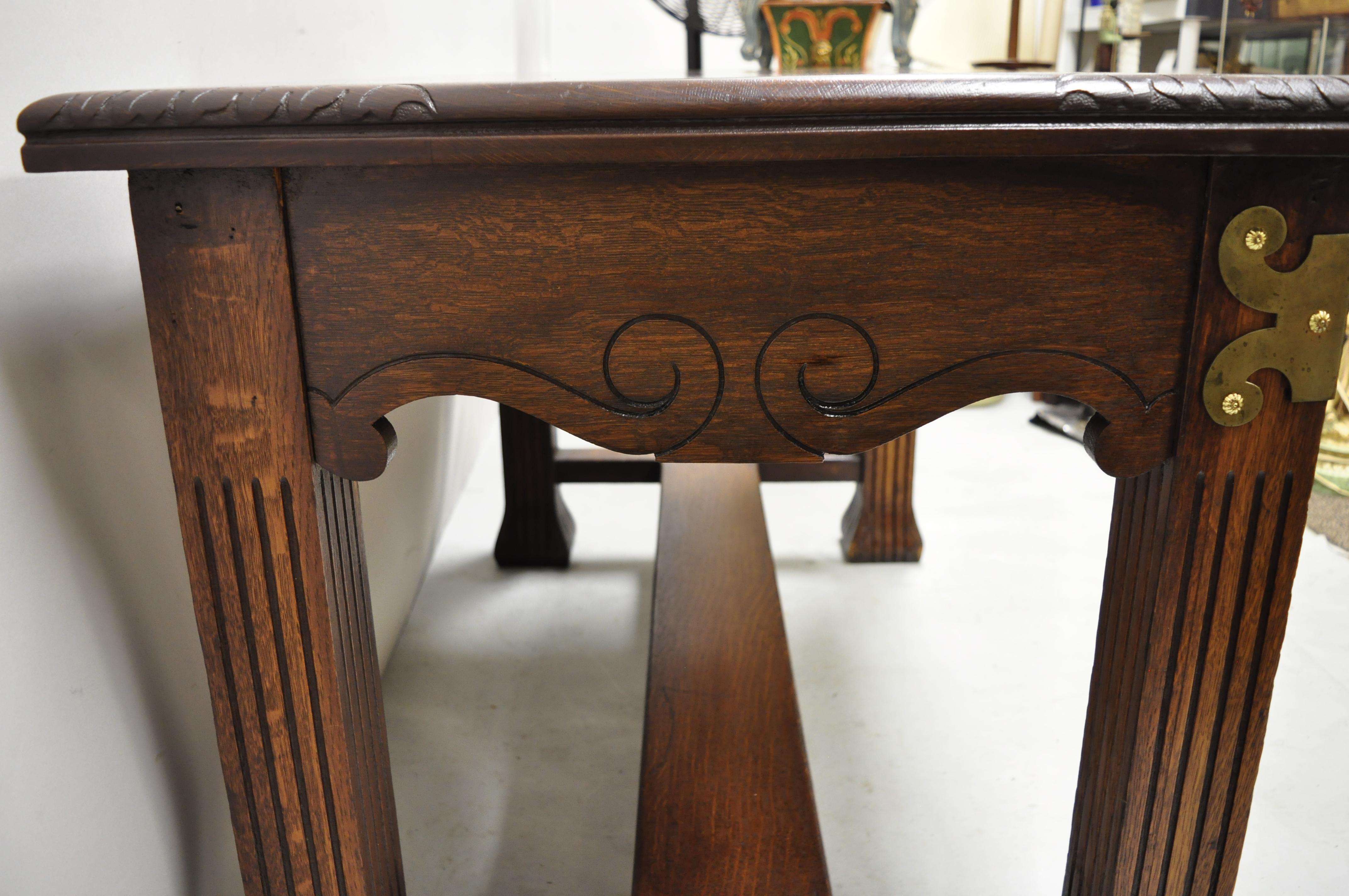 Ancienne table de bibliothèque Art Nouveau en chêne sculpté à face nord-enroulé avec un tiroir en vente 2