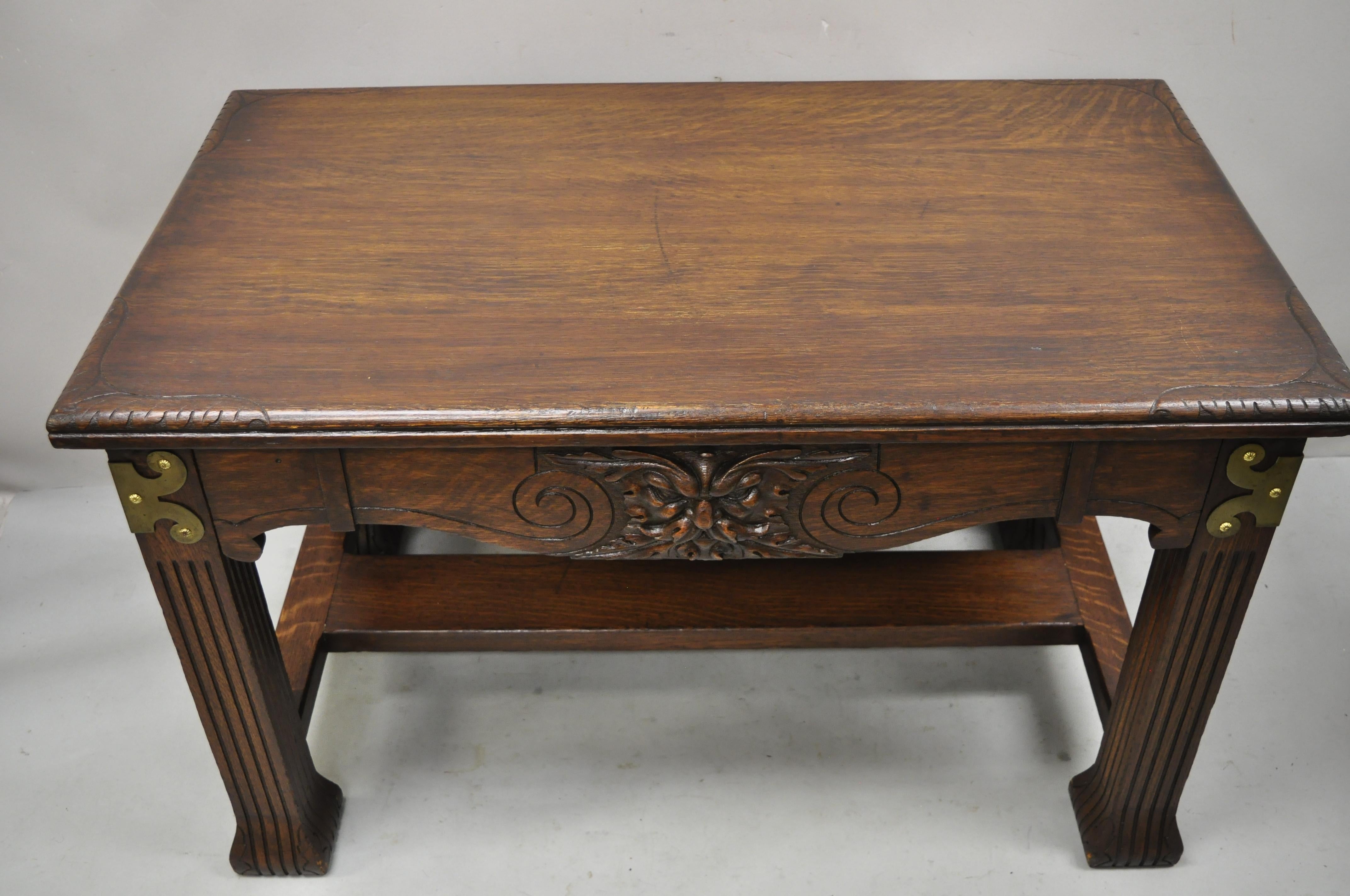 Art nouveau Ancienne table de bibliothèque Art Nouveau en chêne sculpté à face nord-enroulé avec un tiroir en vente