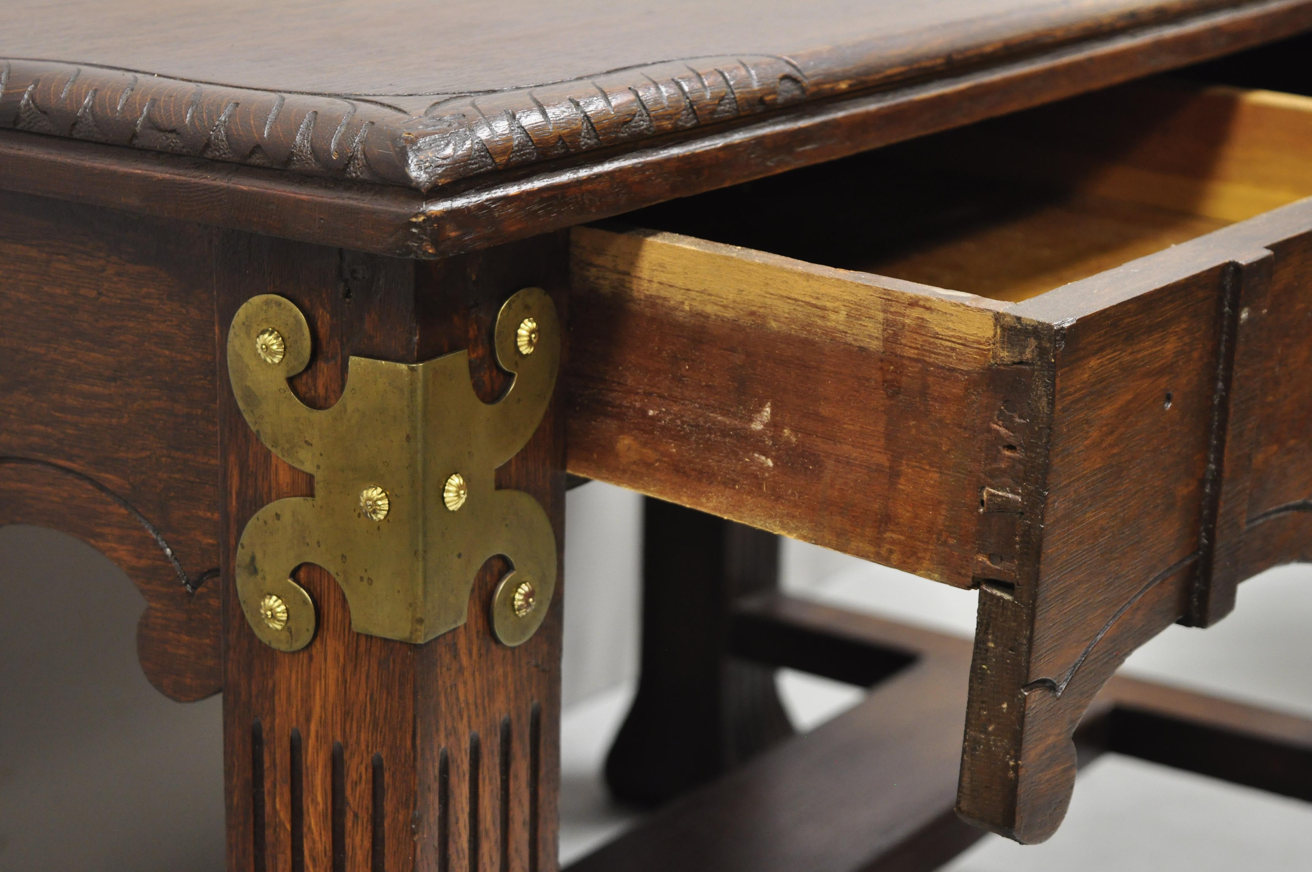 Ancienne table de bibliothèque Art Nouveau en chêne sculpté à face nord-enroulé avec un tiroir Bon état - En vente à Philadelphia, PA