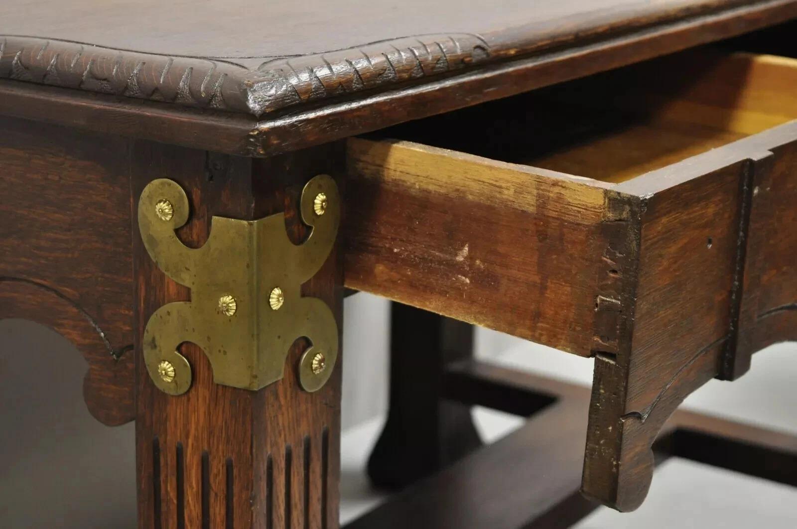 XX secolo Antico Art Carved in quercia intagliata Northwind Face Desk Library Table con un cassetto in vendita
