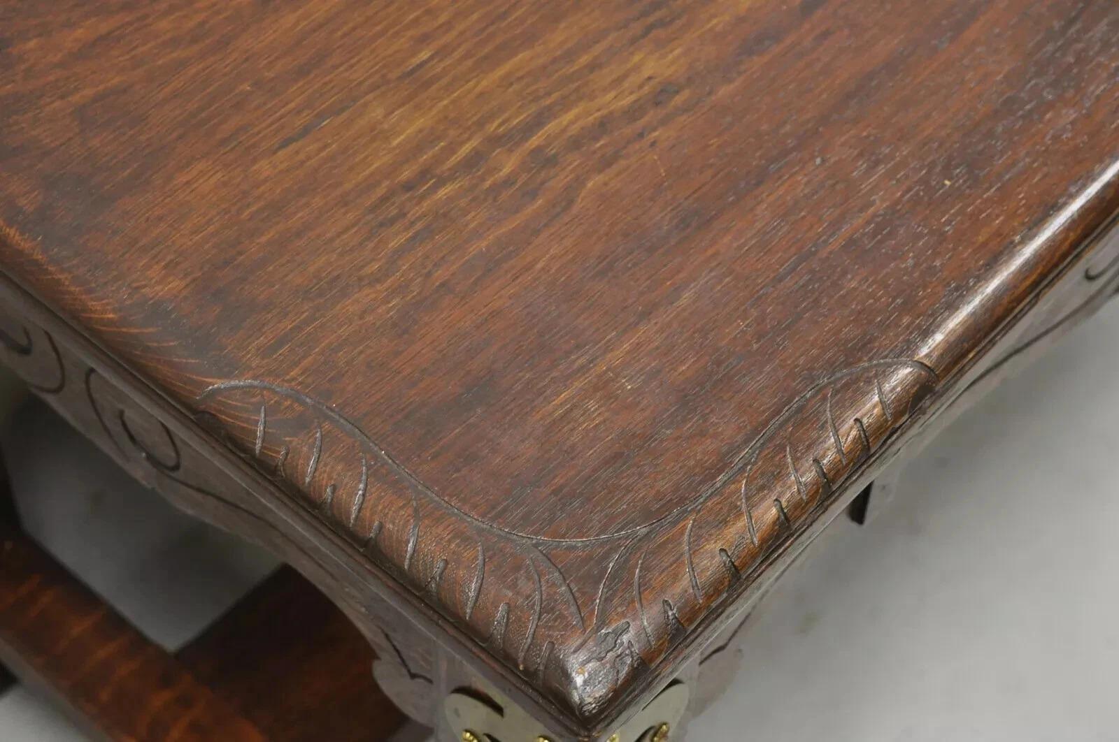 Quercia Antico Art Carved in quercia intagliata Northwind Face Desk Library Table con un cassetto in vendita