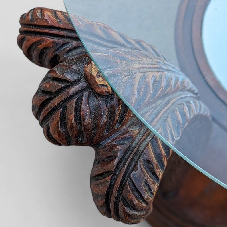 Inconnu Ancienne table d'appoint Art Nouveau en bois sculpté et verre, pièce d'ornement ornée en vente
