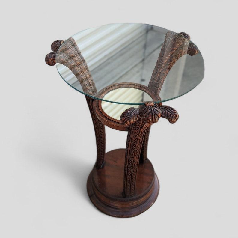 XIXe siècle Ancienne table d'appoint Art Nouveau en bois sculpté et verre, pièce d'ornement ornée en vente