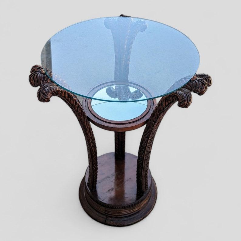 Verre Ancienne table d'appoint Art Nouveau en bois sculpté et verre, pièce d'ornement ornée en vente