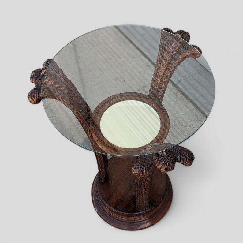 Ancienne table d'appoint Art Nouveau en bois sculpté et verre, pièce d'ornement ornée en vente 1