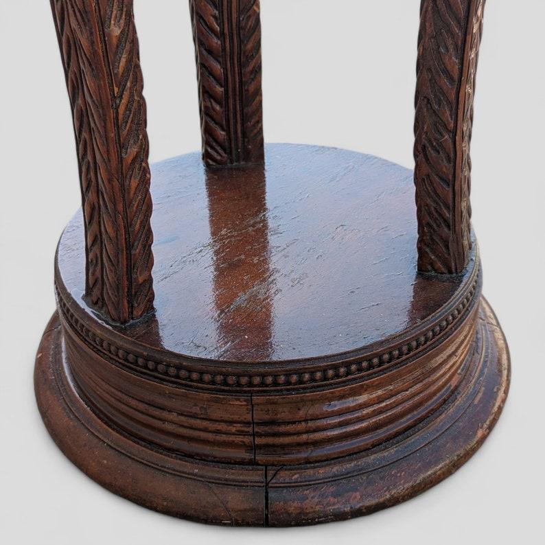 Ancienne table d'appoint Art Nouveau en bois sculpté et verre, pièce d'ornement ornée en vente 2