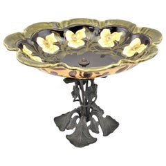 Cuenco de pedestal, tazza o centro de mesa antiguo Art Nouveau de bronce fundido y cerámica