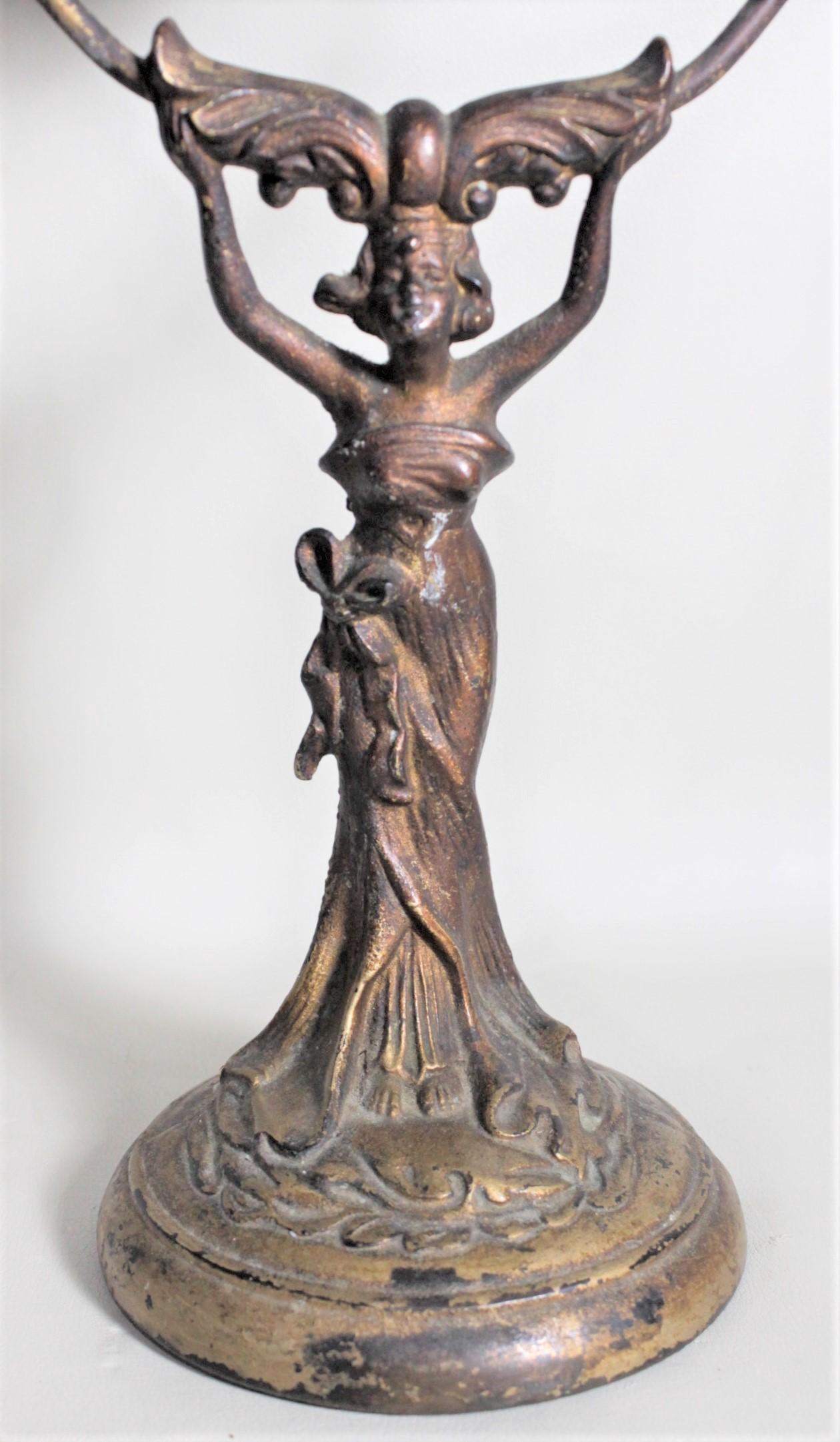 Antike Art Nouveau Cast Figural Metal Pedestal Ladies Dresser oder Vanity Mirror (Metall) im Angebot