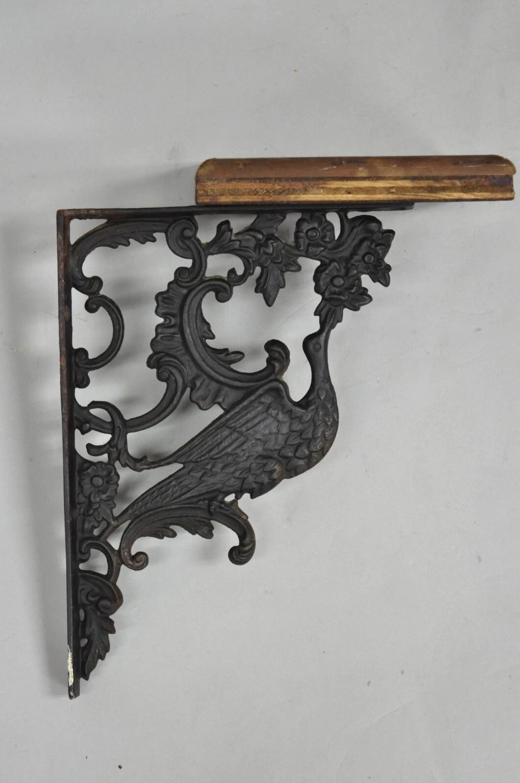 Antike Art Nouveau Gusseisen figuralen Phoenix Vogel Wandregal Klammern mit zusätzlichen Holzböden - ein Paar. CIRCA Anfang des 20. Jahrhunderts. Abmessungen: Eisenhalterung Cas allein: 14,5