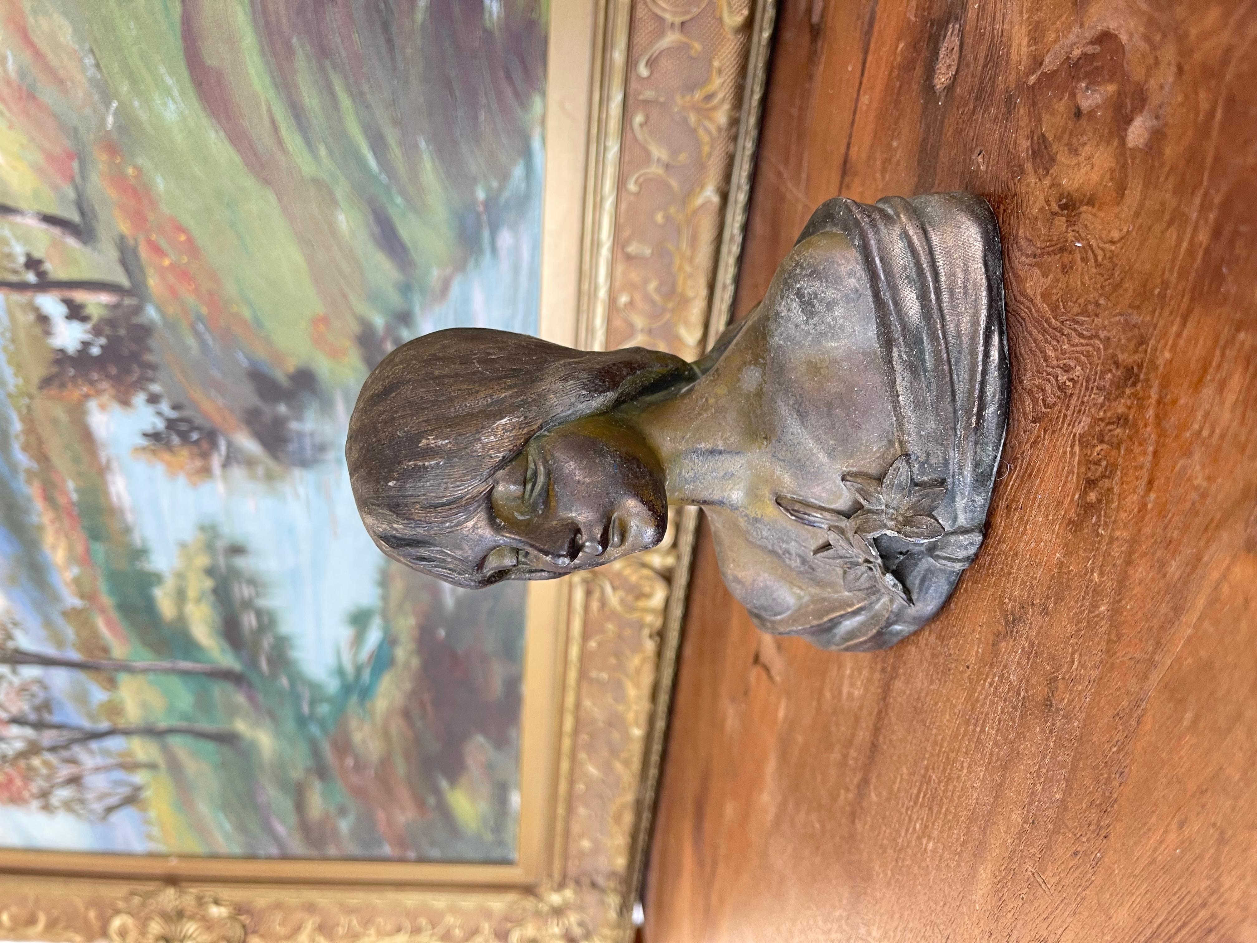 Mid-Century Modern Buste de femme en métal coulé de style Art Nouveau avec motif de Lily Antiques en vente