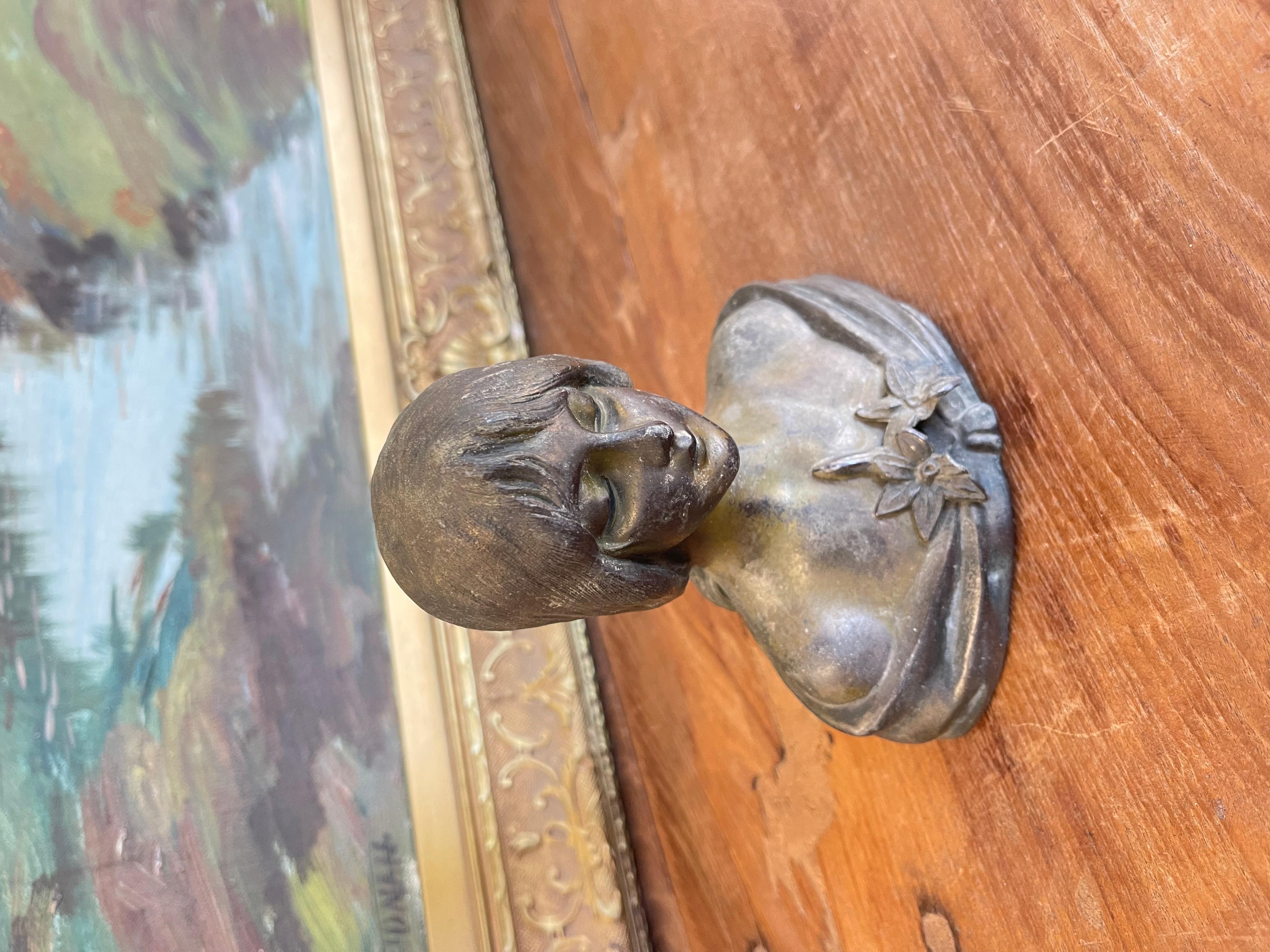 Buste de femme en métal coulé de style Art Nouveau avec motif de Lily Antiques Bon état - En vente à Seattle, WA