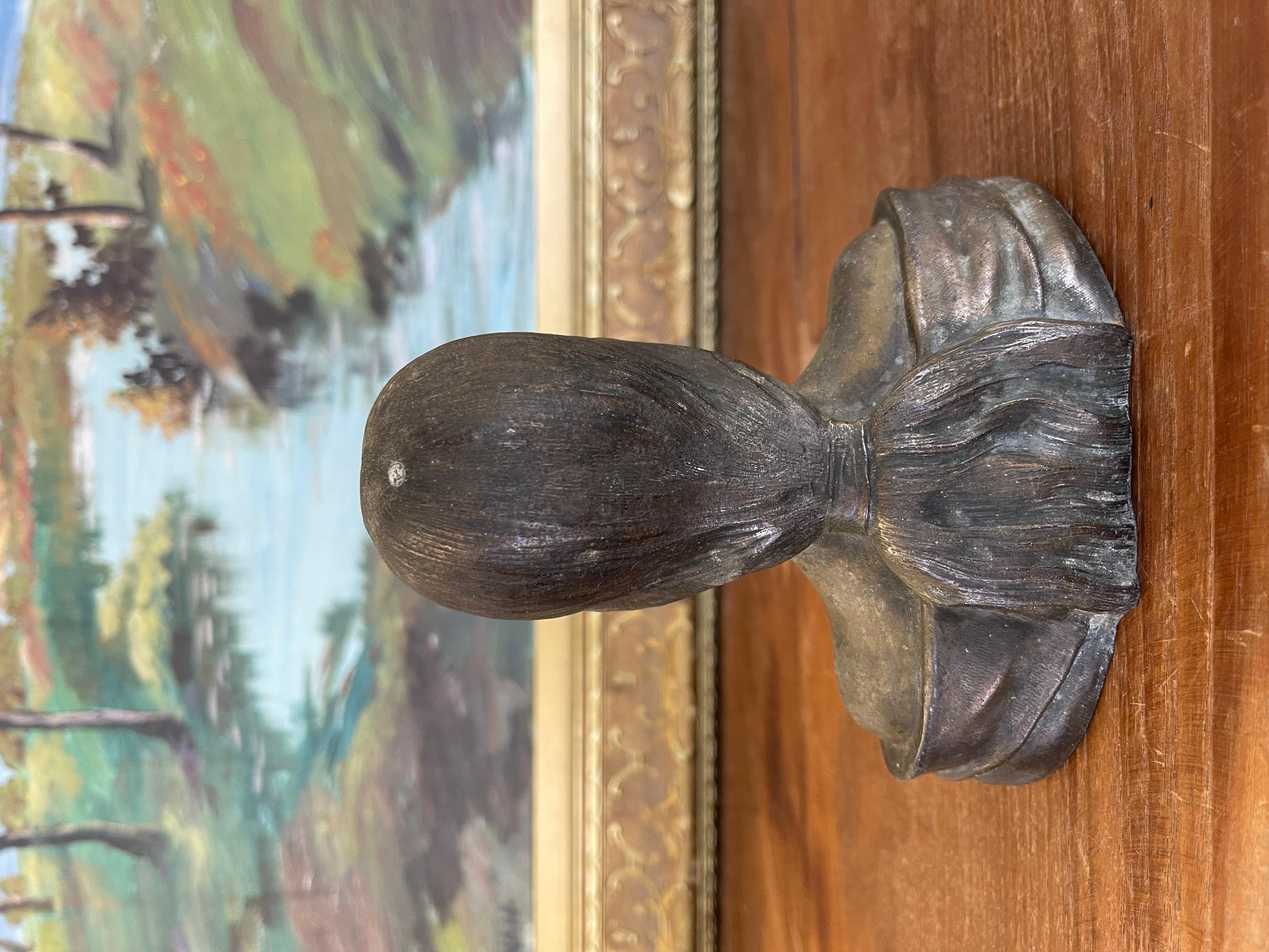 Fin du 20e siècle Buste de femme en métal coulé de style Art Nouveau avec motif de Lily Antiques en vente
