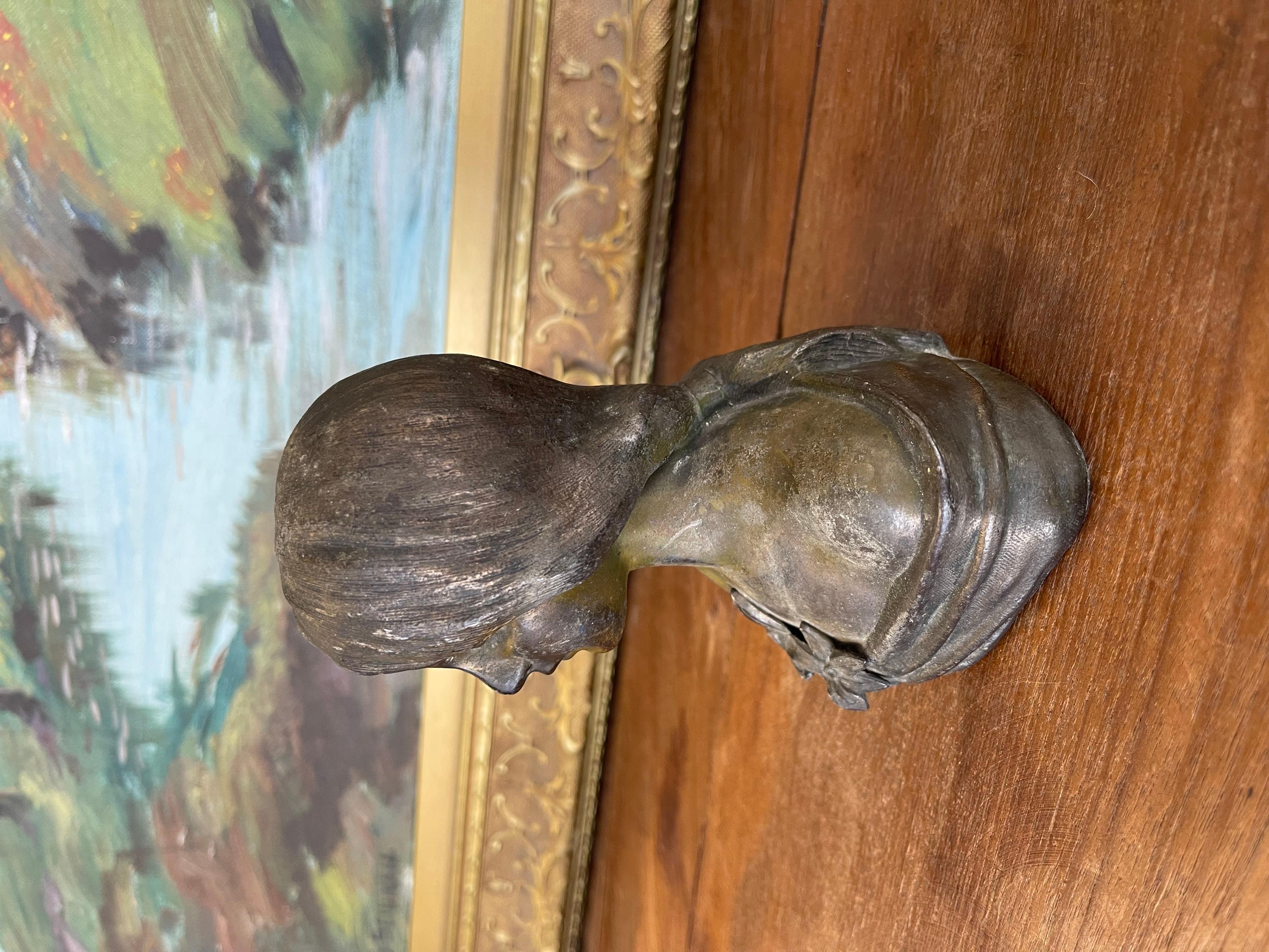 Buste de femme en métal coulé de style Art Nouveau avec motif de Lily Antiques en vente 1