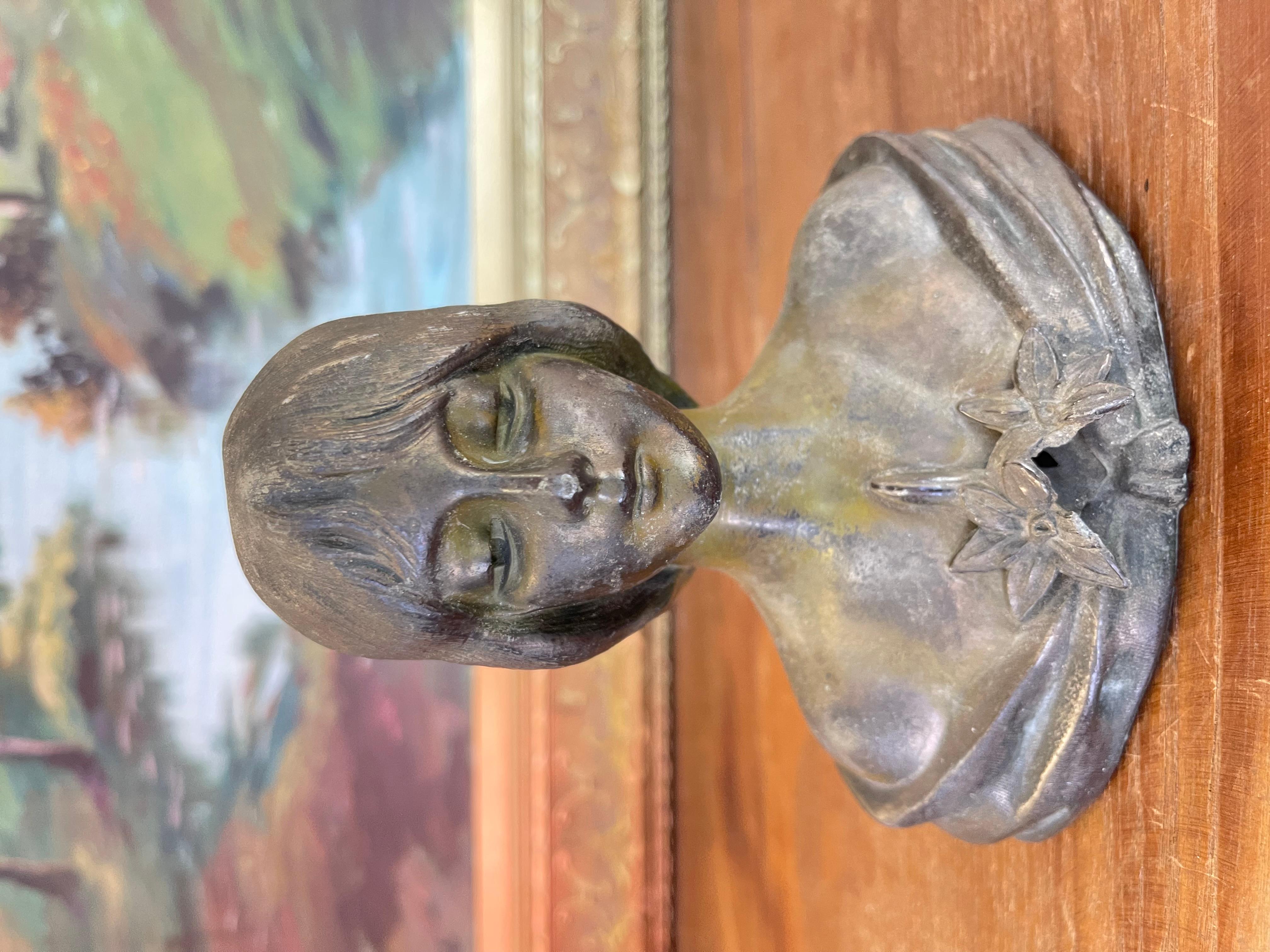 Buste de femme en métal coulé de style Art Nouveau avec motif de Lily Antiques en vente 3