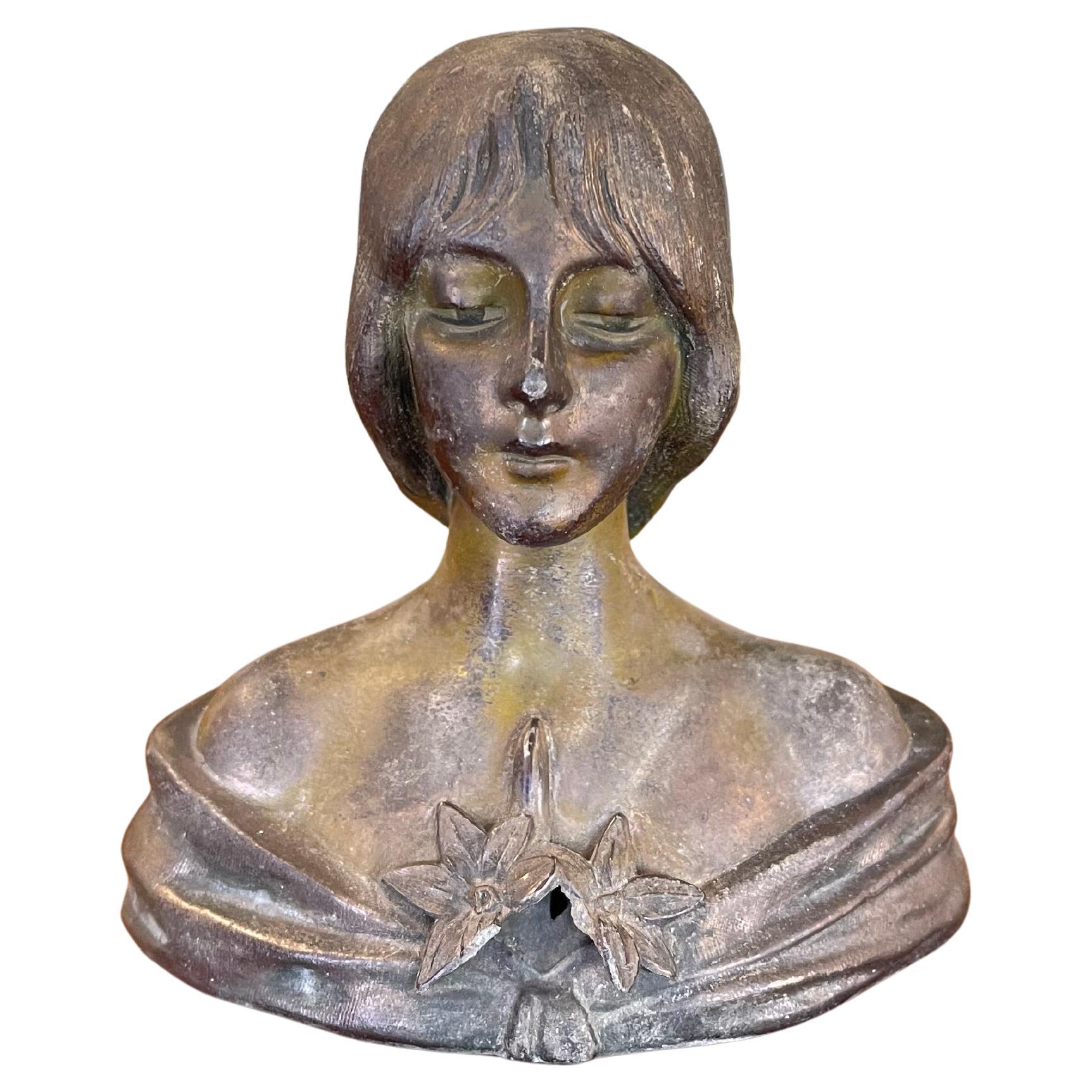 Buste de femme en métal coulé de style Art Nouveau avec motif de Lily Antiques en vente