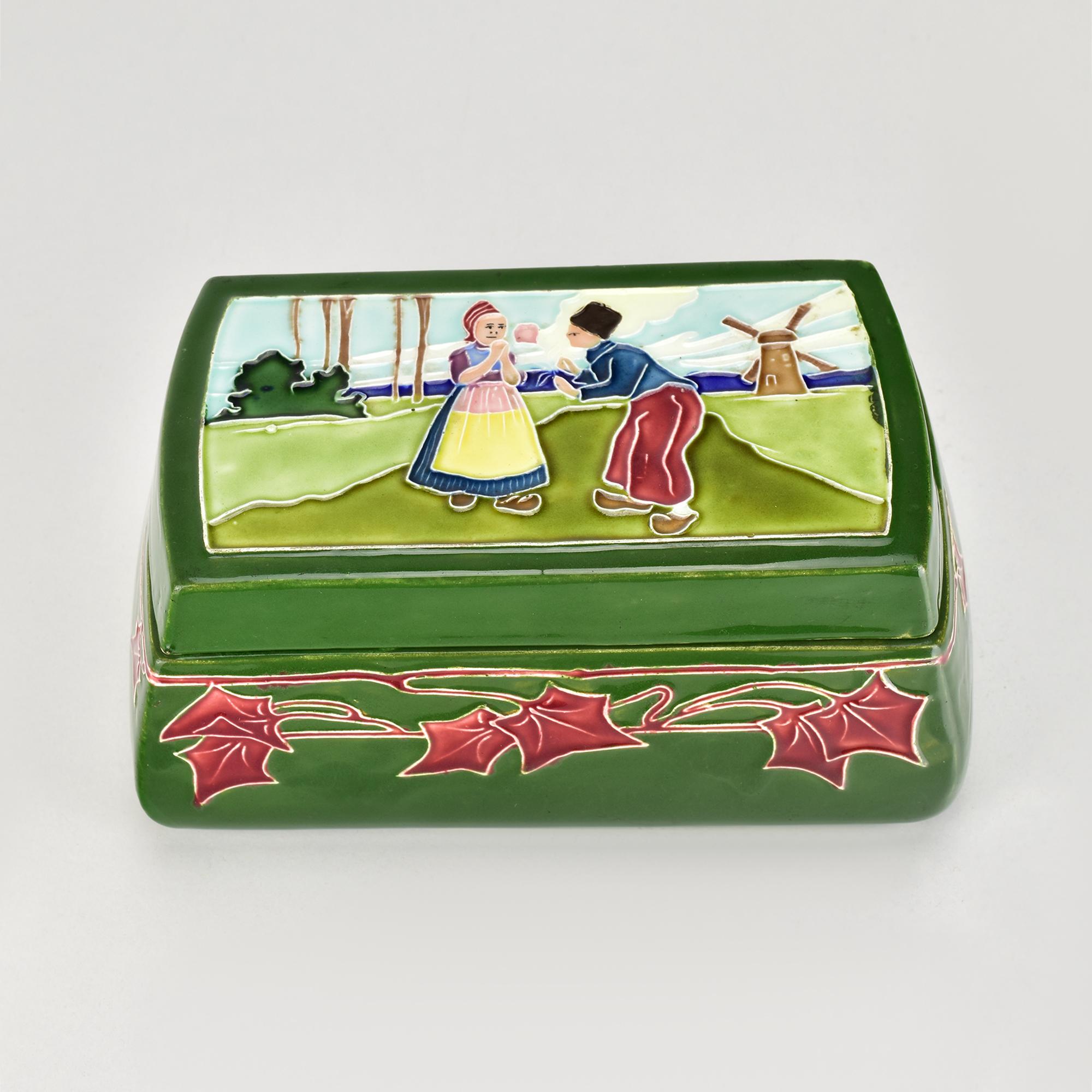 Antique Art Nouveau Ceramic Box by Carl Sigmund Luber for Johann von Schwarz In Good Condition For Sale In Bad Säckingen, DE