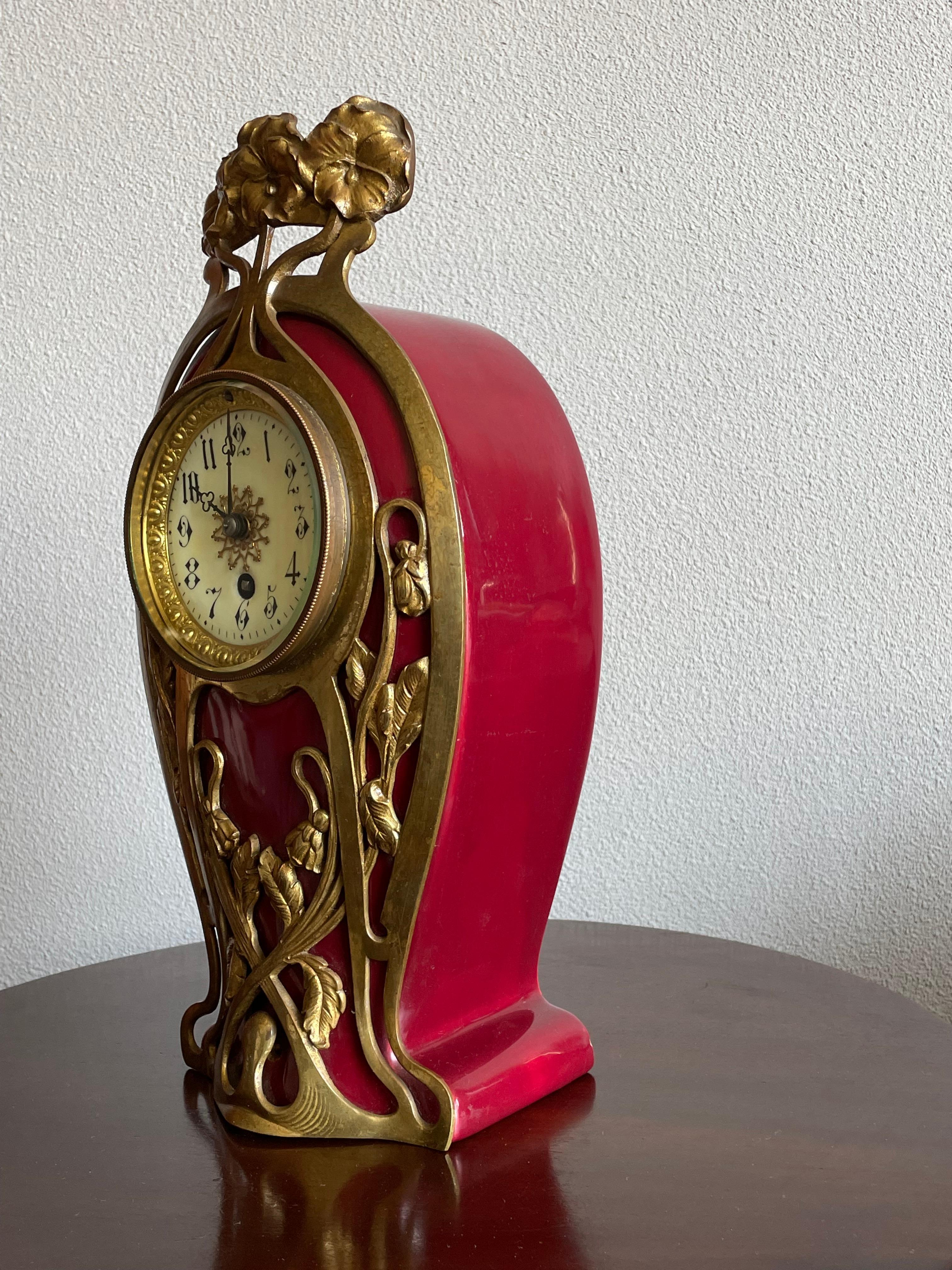 Seltene und wunderschöne antike Majolika-Uhr aus der Zeit des europäischen Jugendstils.

Wenn Sie seltene Arts & Crafts Antiquitäten im Allgemeinen und wunderbare Uhren im Besonderen mögen, dann könnte diese handgefertigte Tischuhr aus der Zeit um