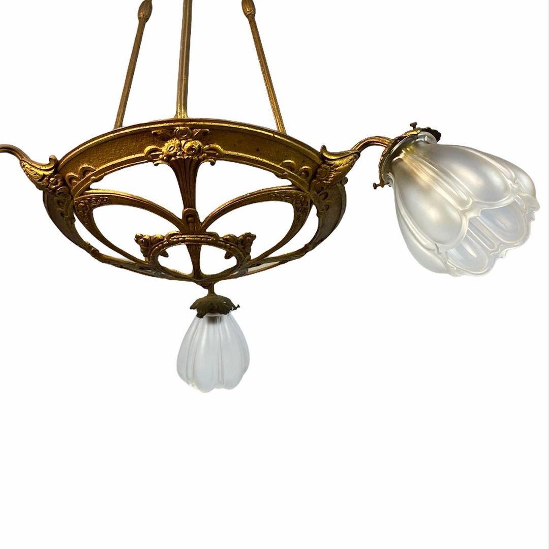 Amazing 1920’s French Art Nouveau chandelier.

Beautiful three-horn chandelier, vintage from the 20s, metal bronzing, shades of corrugated glass, very interesting and beautiful.

Antique Art Nouveau style chandelier!!

- For 4xB22 bulbs

- Circa