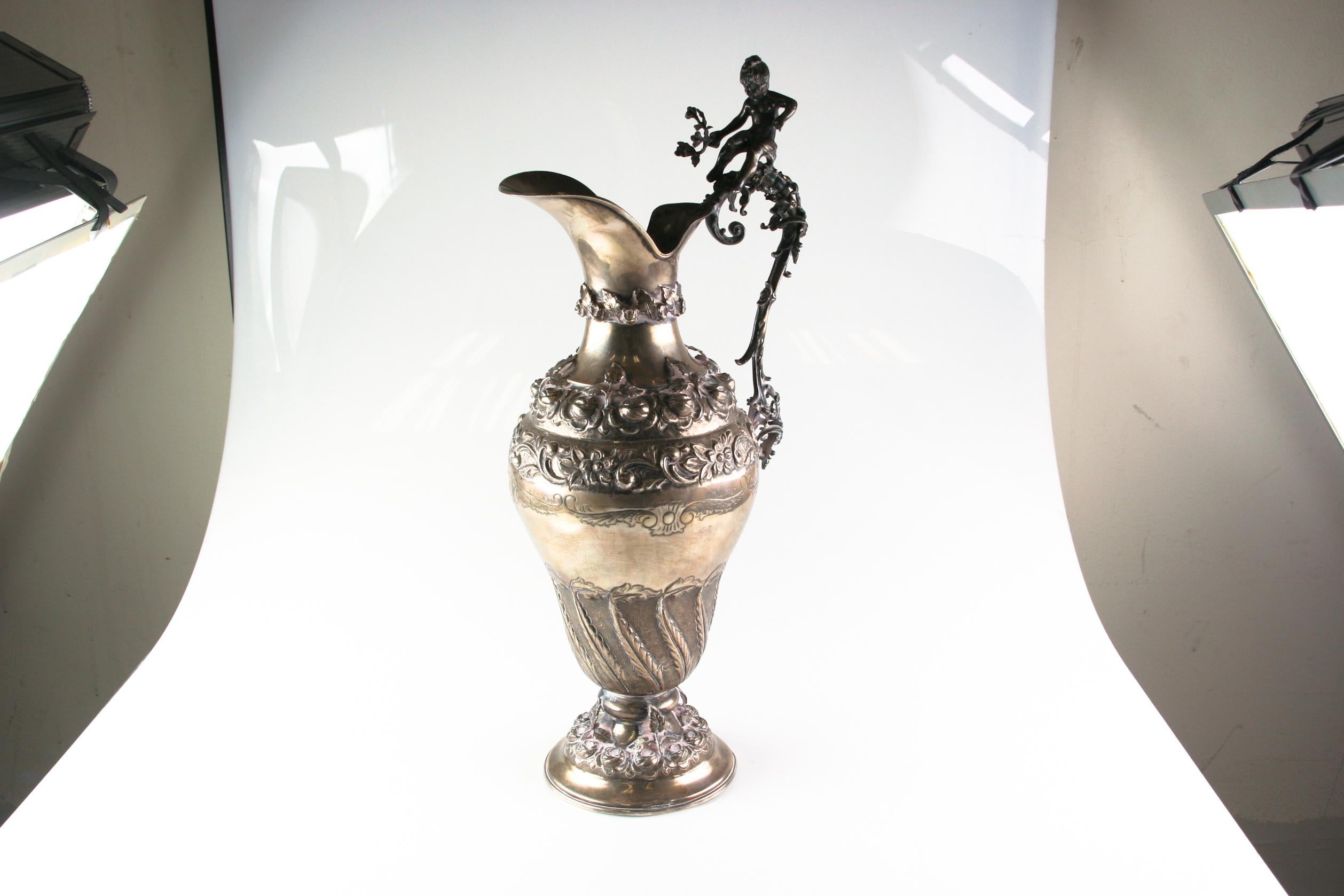 Antiker Jugendstil Cherub Repousse Silber-Wasserkrug und Platte aus Silber für Damen oder Herren im Angebot