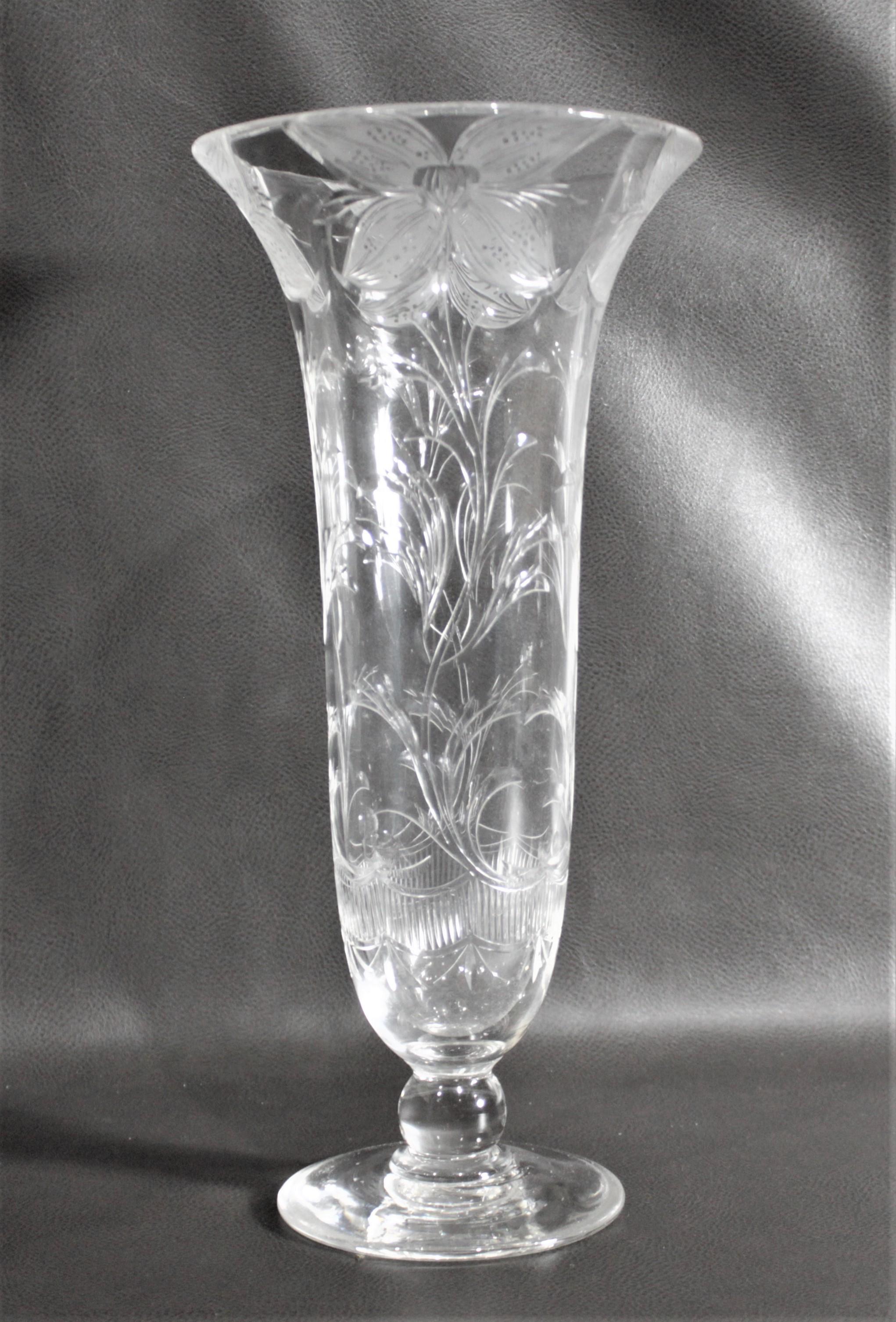 Anglais Vase Art nouveau ancien en cristal taillé transparent avec décoration florale en vente