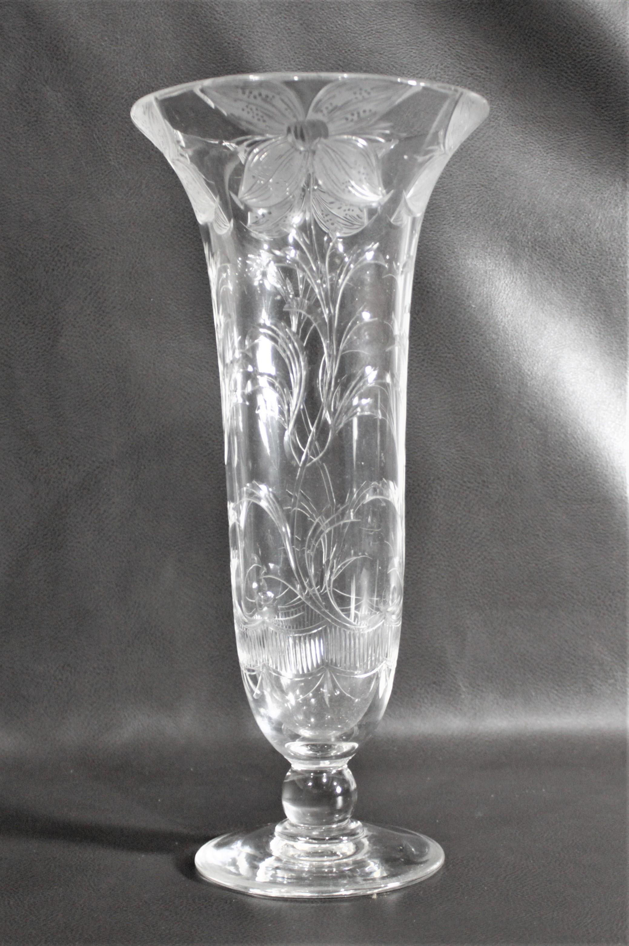 Fait main Vase Art nouveau ancien en cristal taillé transparent avec décoration florale en vente